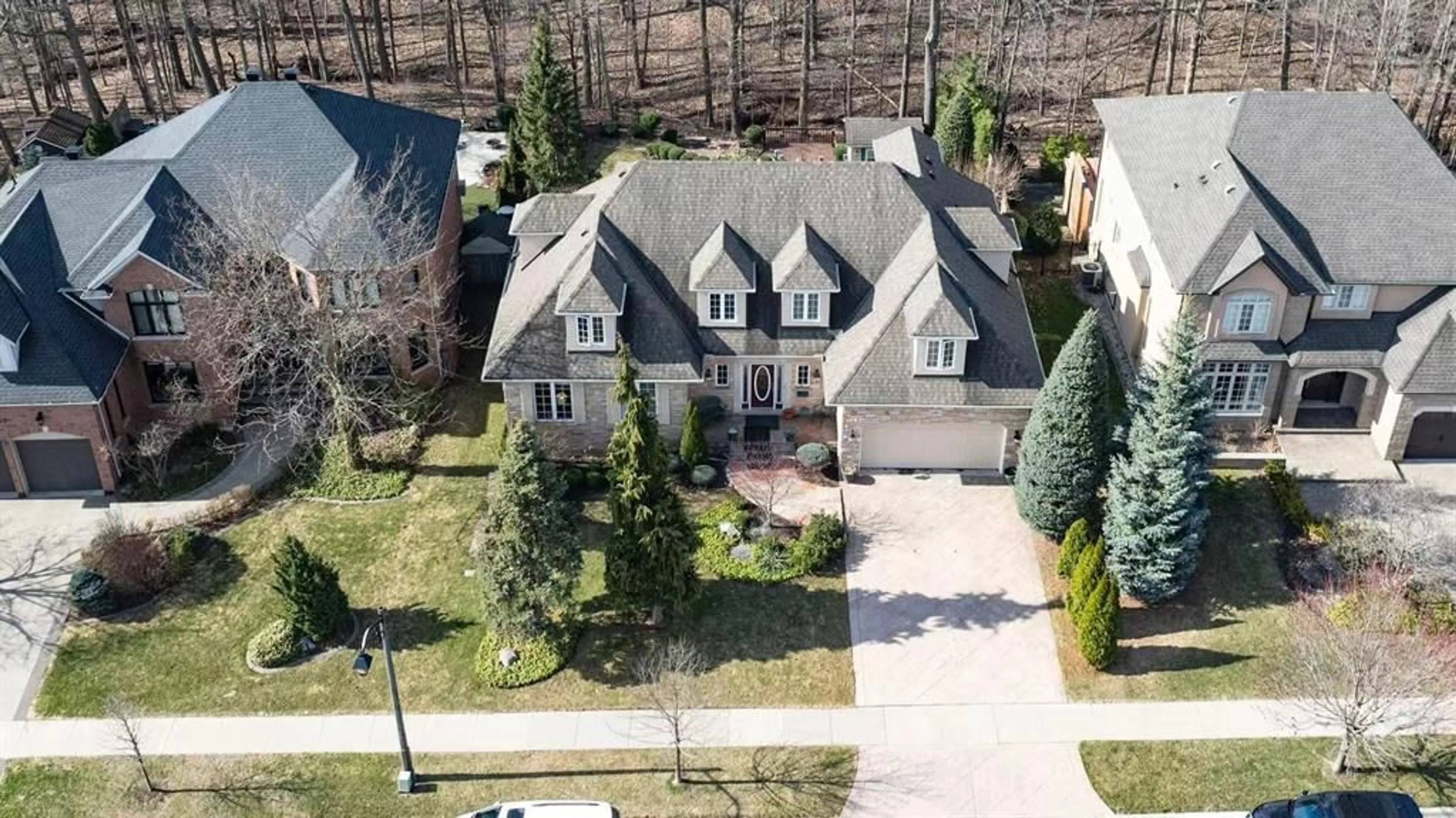 A pic from outside/outdoor area/front of a property/back of a property/a pic from drone, street for 1067 FORESTVALE Dr, Burlington Ontario L7P 4W4