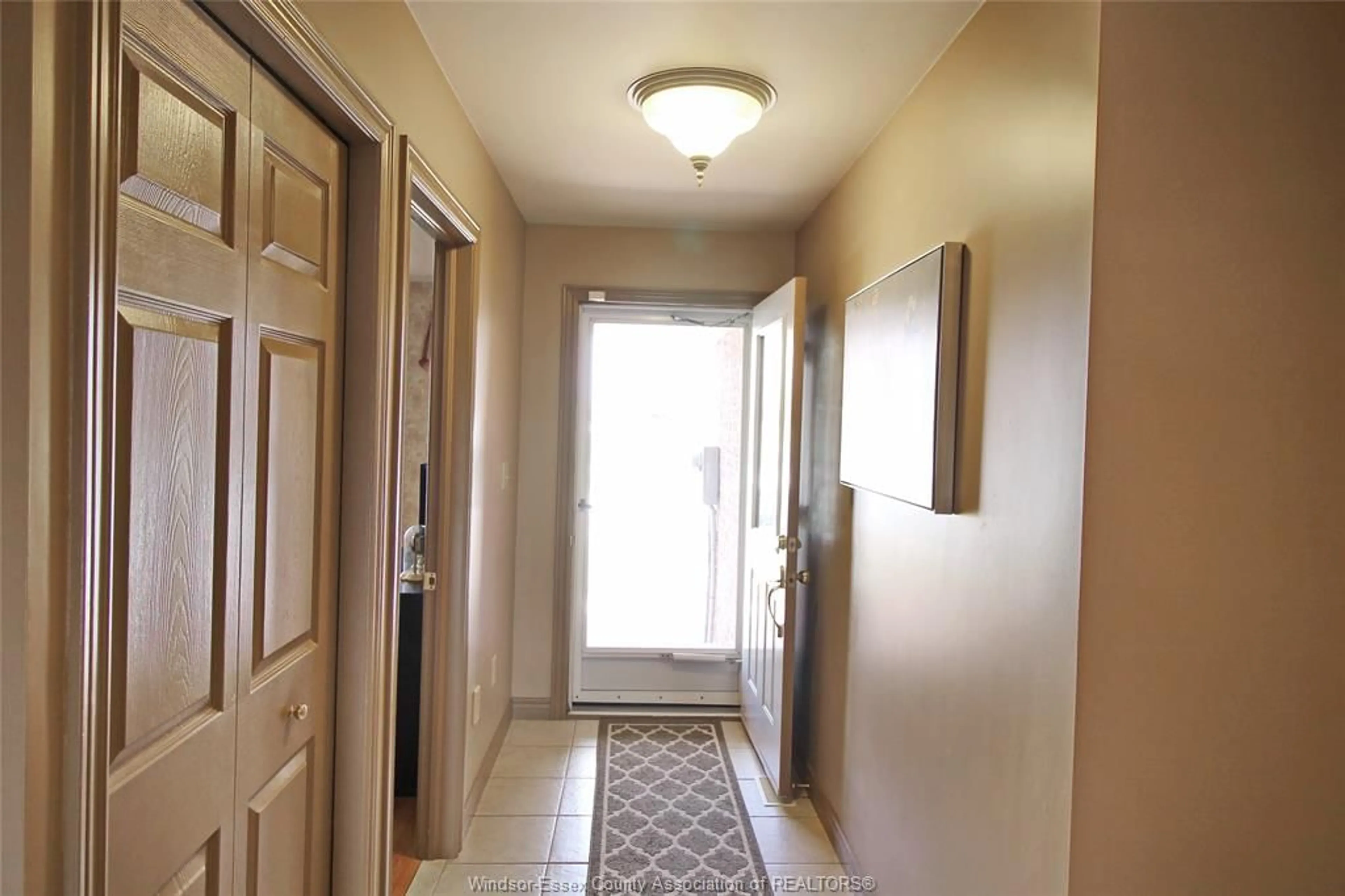 Indoor entryway for 11037 FIRGROVE Dr, Windsor Ontario N8P 1T2