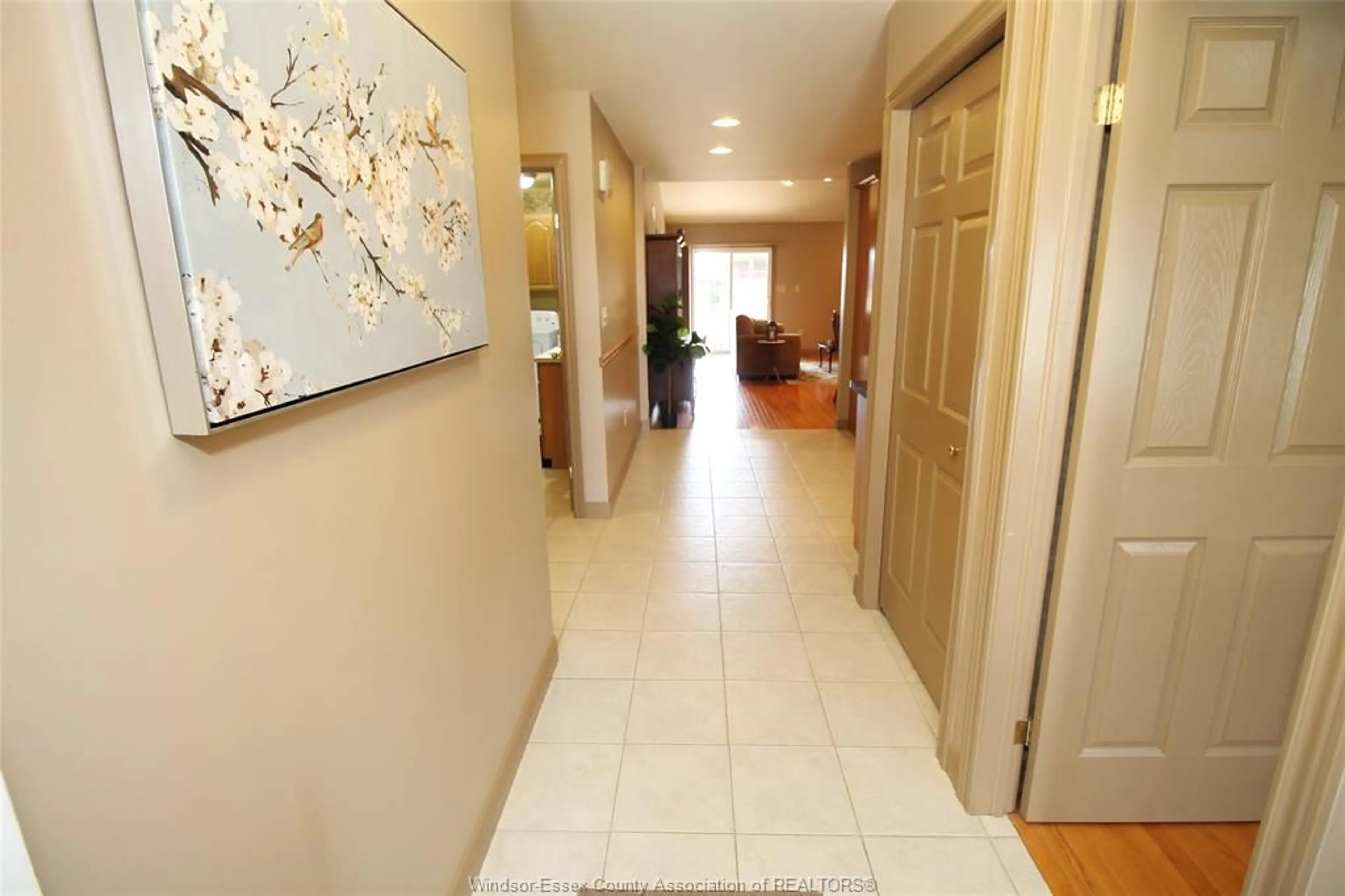 Indoor foyer for 11037 FIRGROVE Dr, Windsor Ontario N8P 1T2