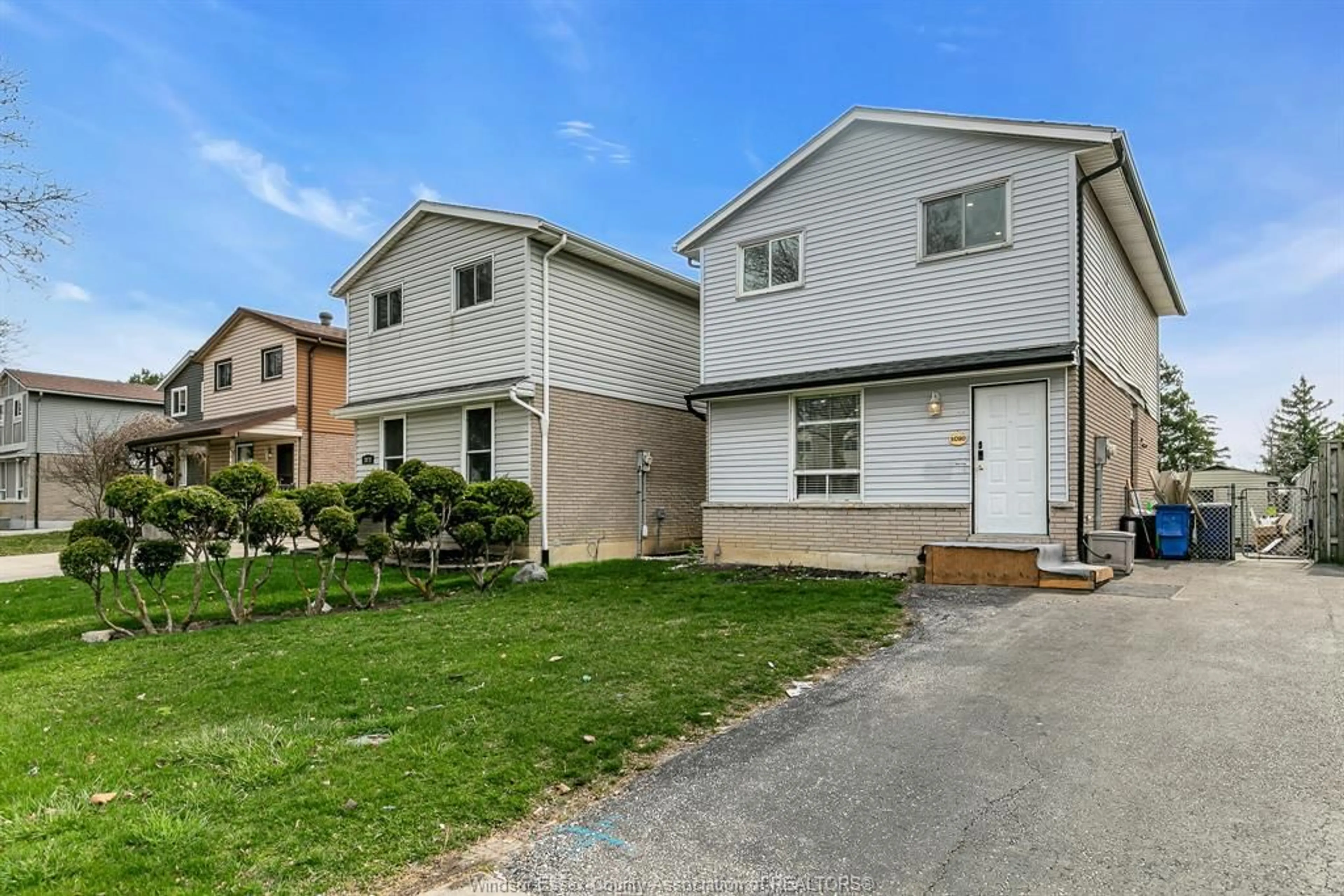 Home with vinyl exterior material, street for 3080 ERINDALE Cres, Windsor Ontario N8W 4Z1
