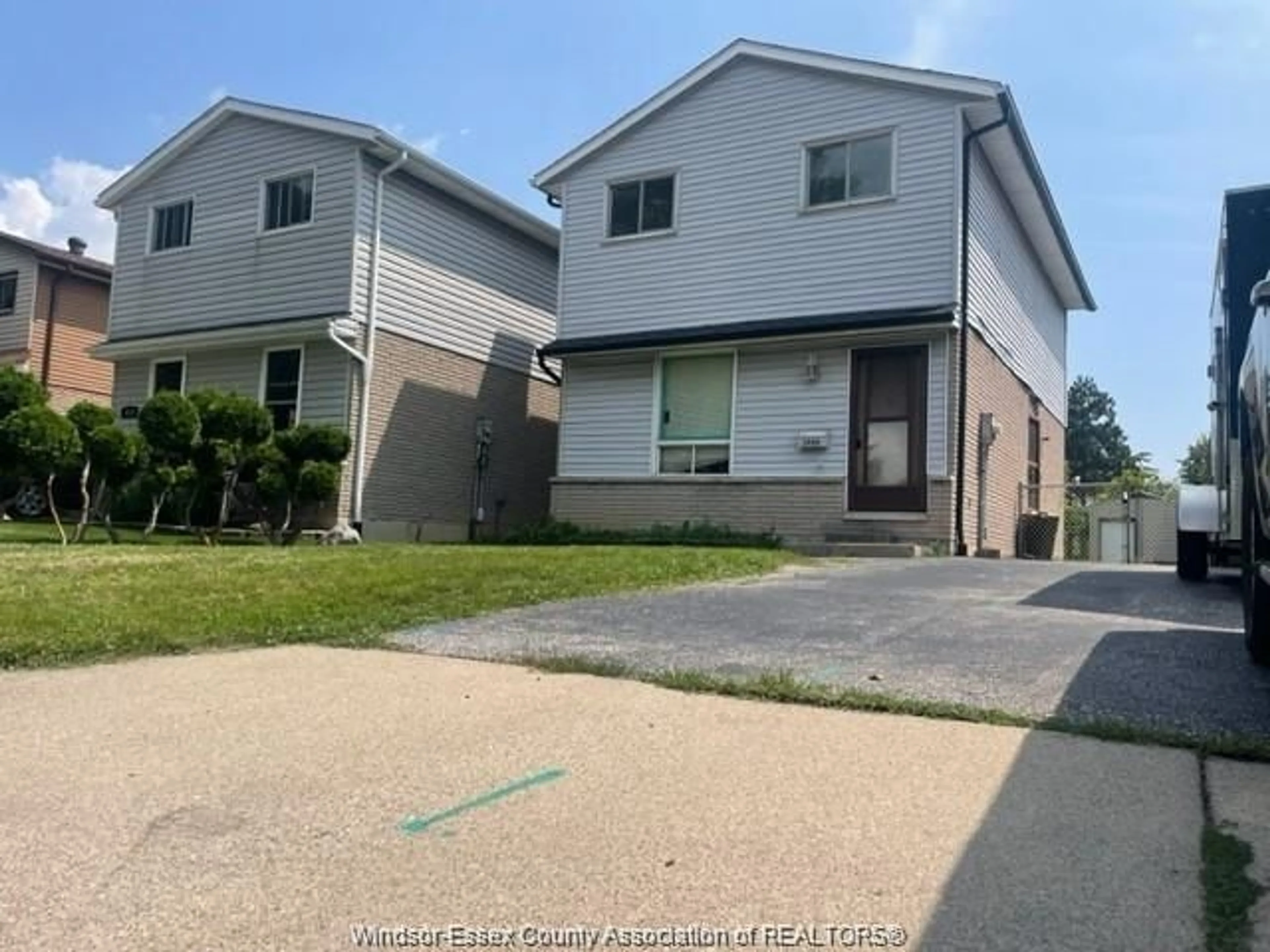 A pic from outside/outdoor area/front of a property/back of a property/a pic from drone, street for 3080 ERINDALE Cres, Windsor Ontario N8W 4Z1