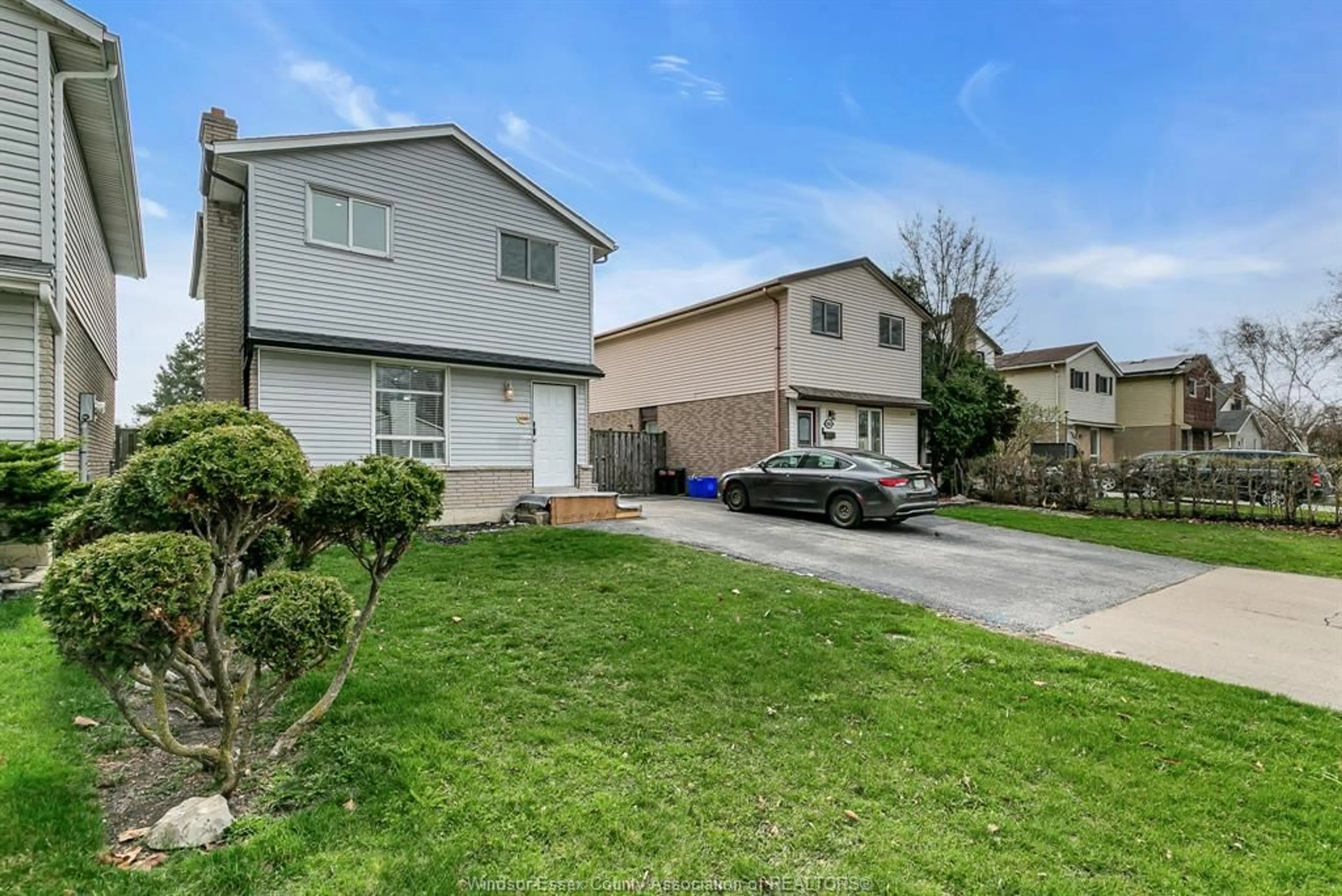 A pic from outside/outdoor area/front of a property/back of a property/a pic from drone, street for 3080 ERINDALE Cres, Windsor Ontario N8W 4Z1