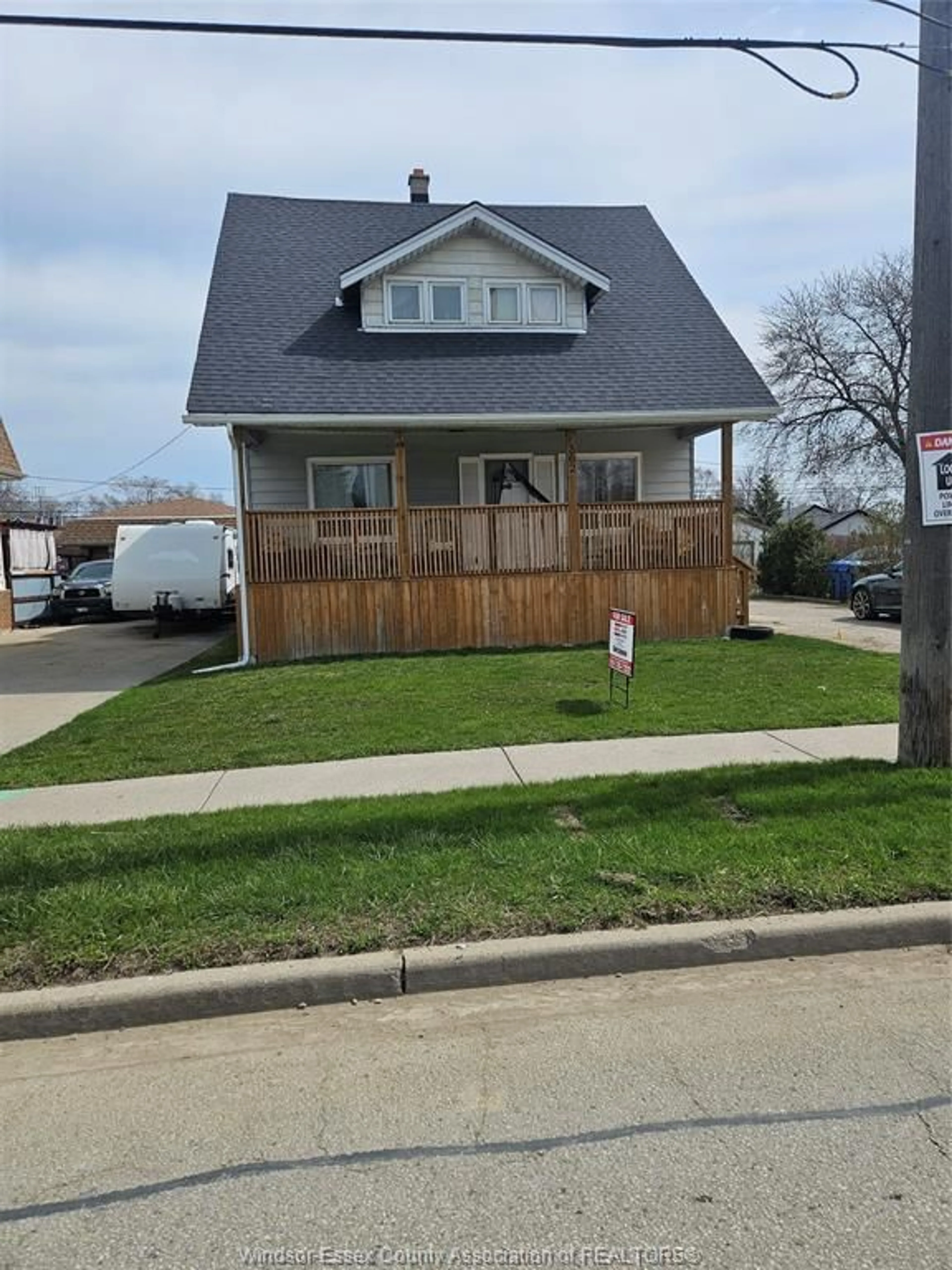 A pic from outside/outdoor area/front of a property/back of a property/a pic from drone, street for 6750 MALDEN, LaSalle Ontario N9H 1T7