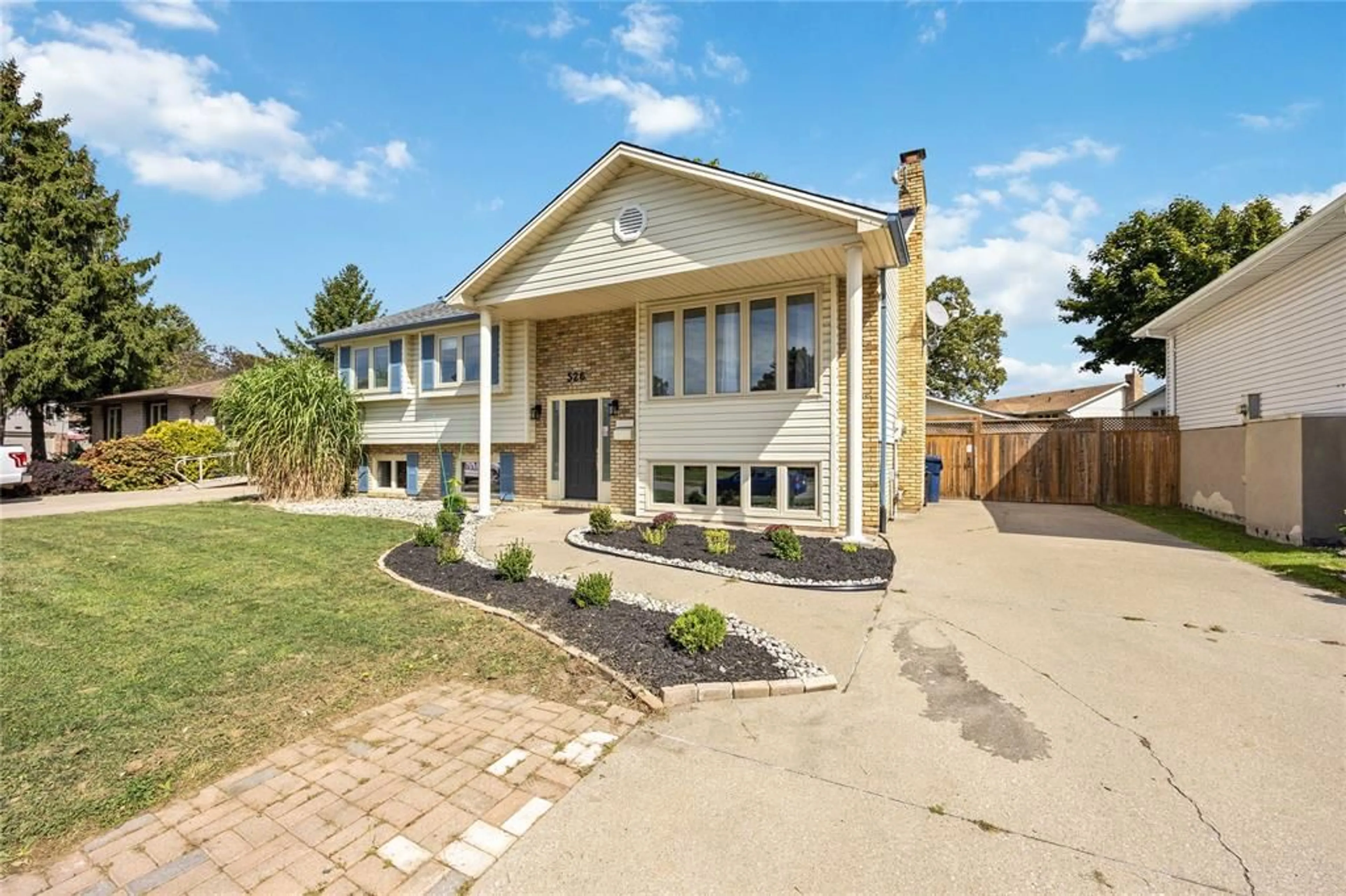 Home with brick exterior material, street for 526 BIRCHBANK Ave, St Clair Ontario N0N 1G0