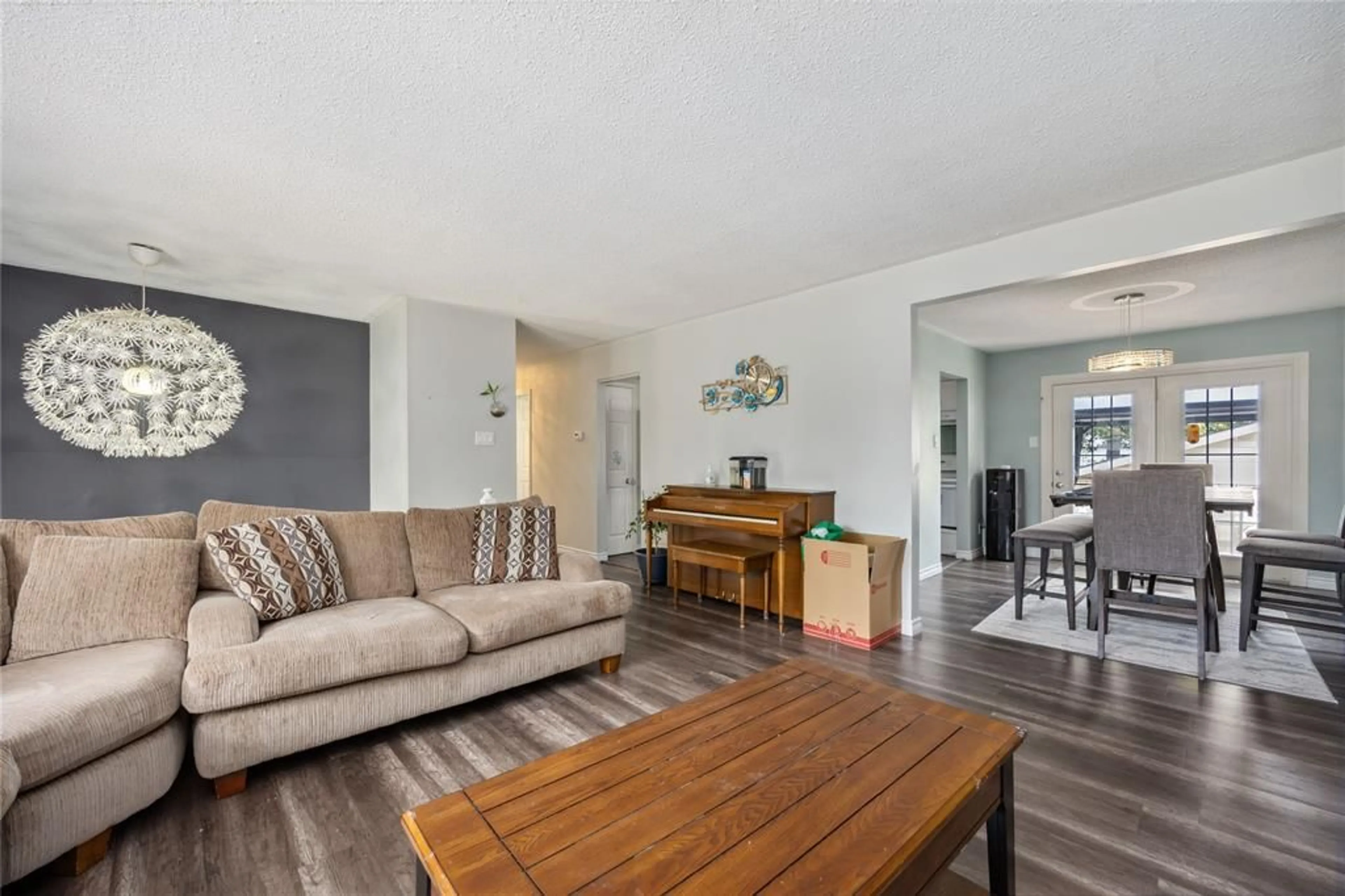 Living room with furniture, wood/laminate floor for 526 BIRCHBANK Ave, St Clair Ontario N0N 1G0