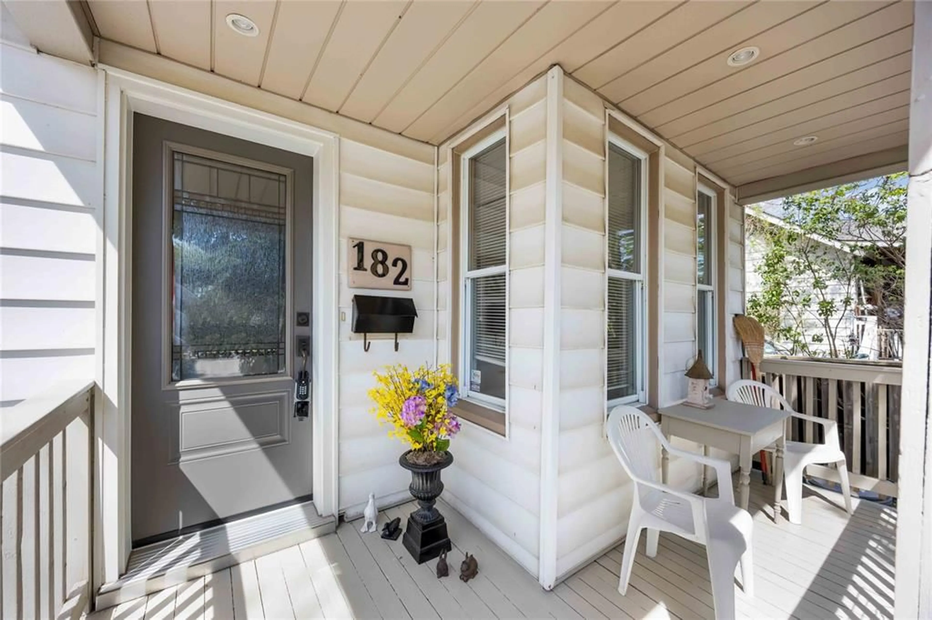 Indoor entryway for 182 TALFOURD St, Sarnia Ontario N7T 1N8