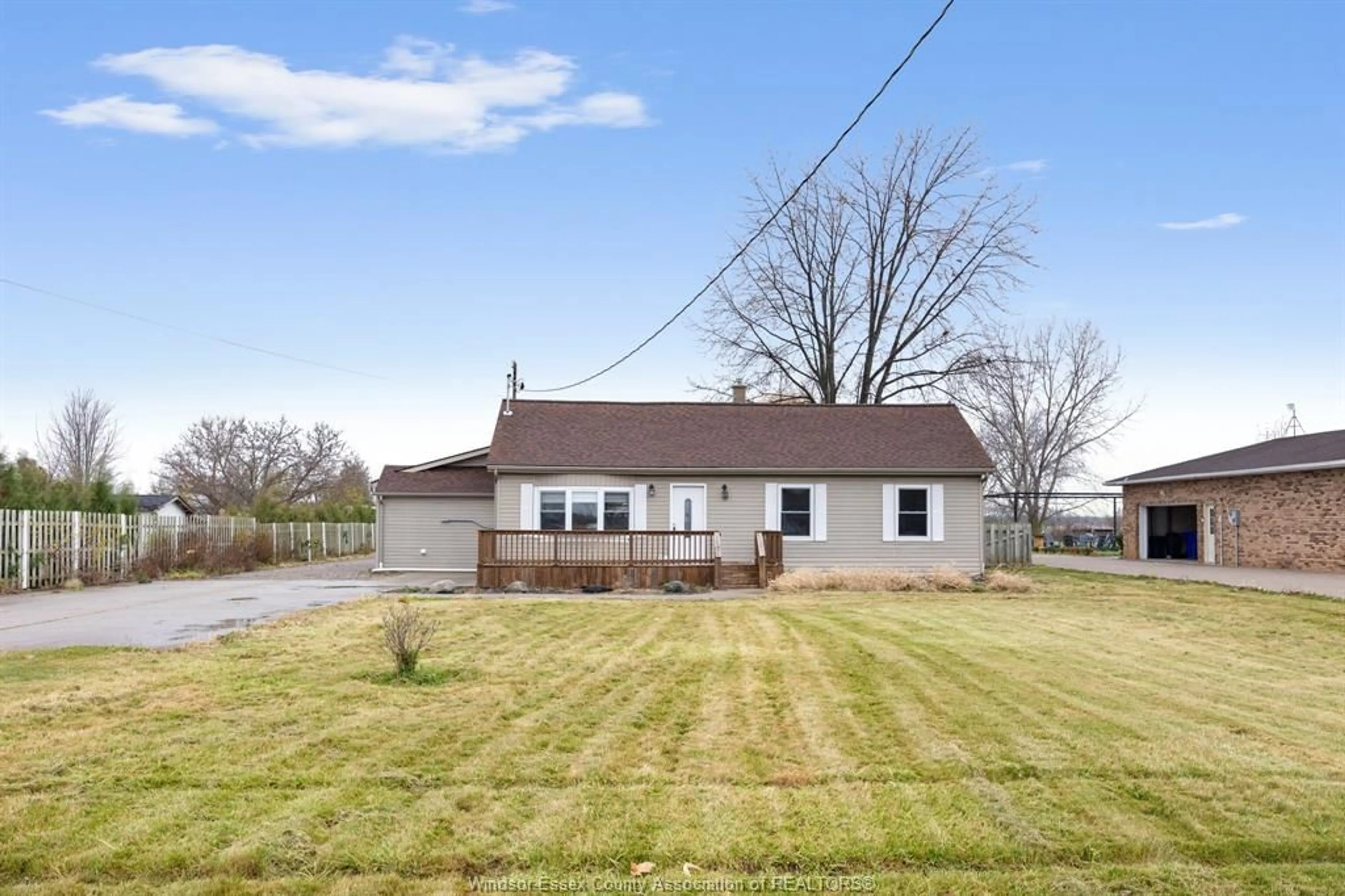 A pic from outside/outdoor area/front of a property/back of a property/a pic from drone, unknown for 525 HIGHWAY 77, Leamington Ontario N8H 3V8