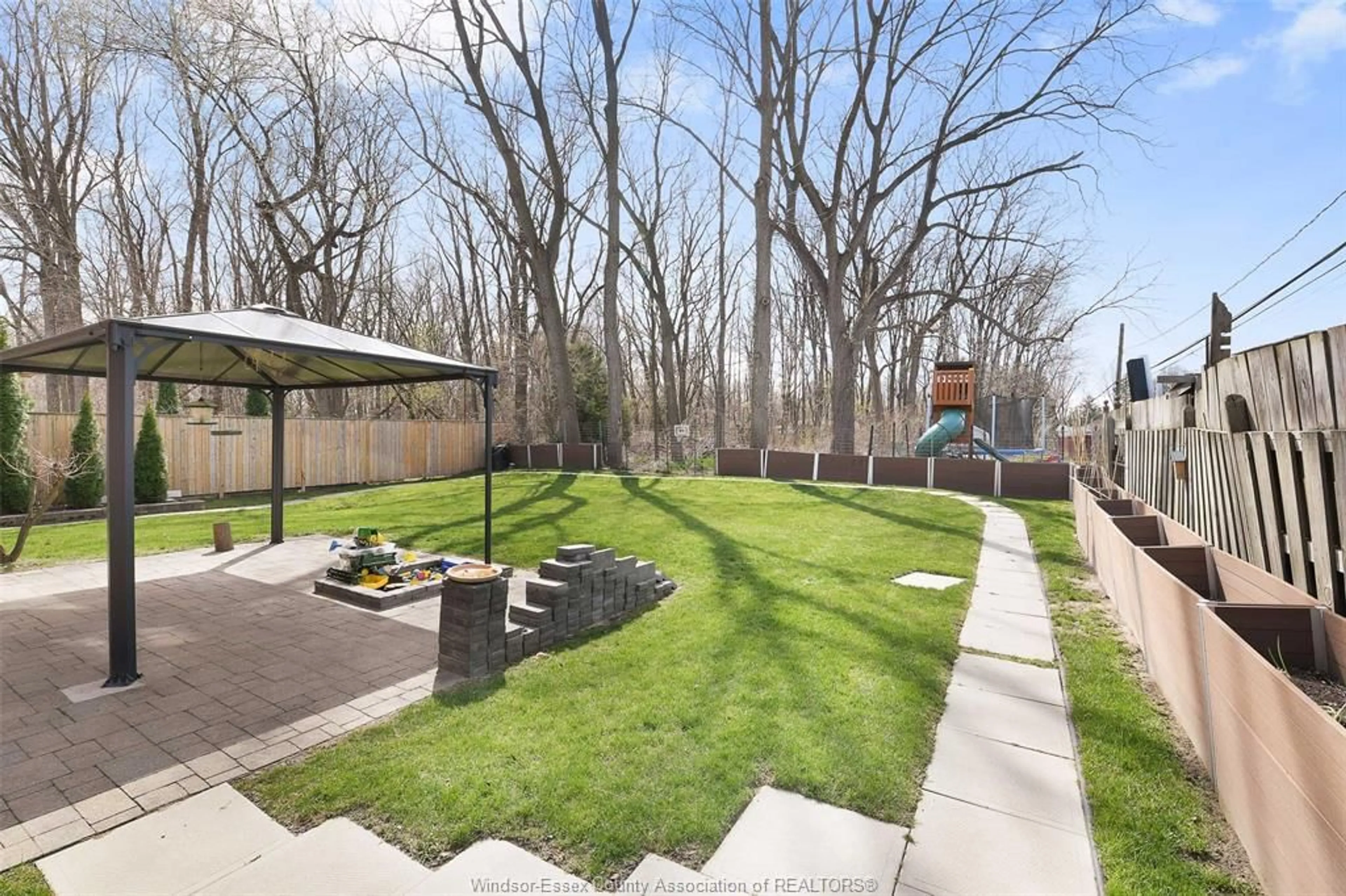 A pic from outside/outdoor area/front of a property/back of a property/a pic from drone, street for 5705 WAYNE St, LaSalle Ontario N9H 2M5