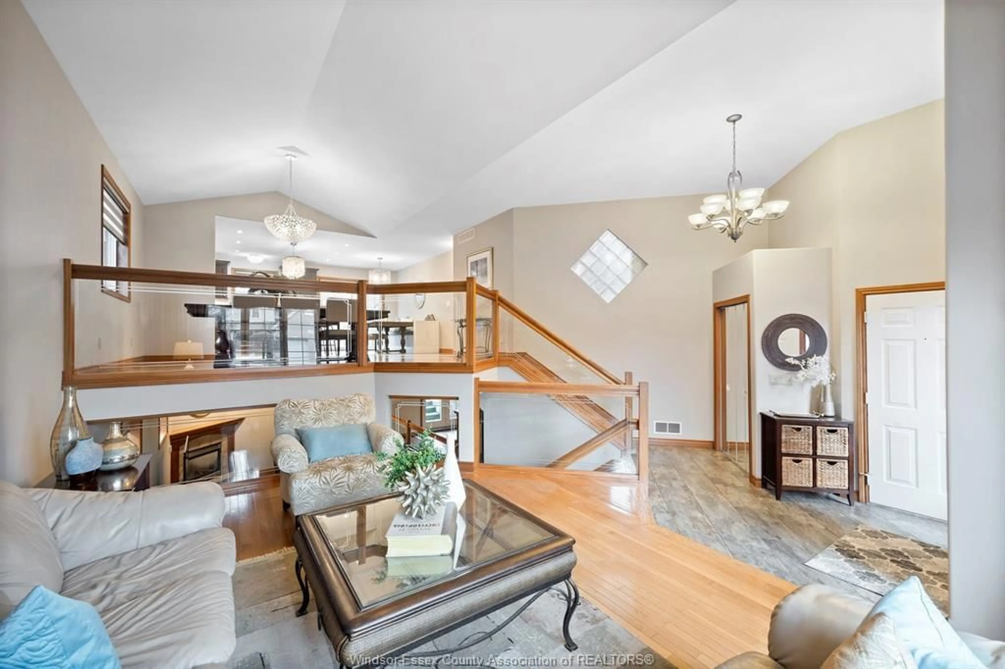 Indoor foyer for 5740 MENCARELLI Dr, LaSalle Ontario N9H 2M6
