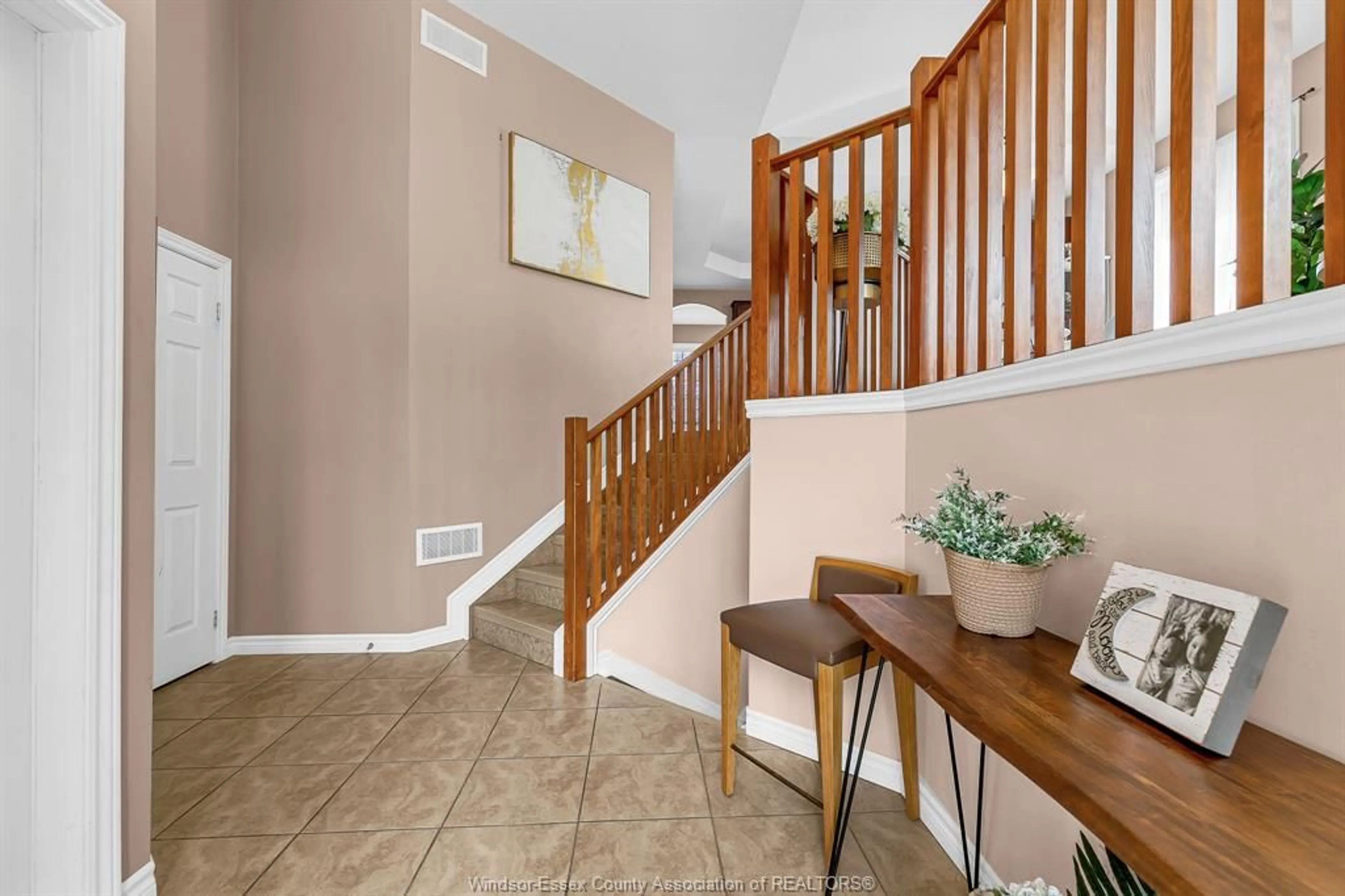 Indoor entryway for 1575 OUTRAM, LaSalle Ontario N9J 3M3