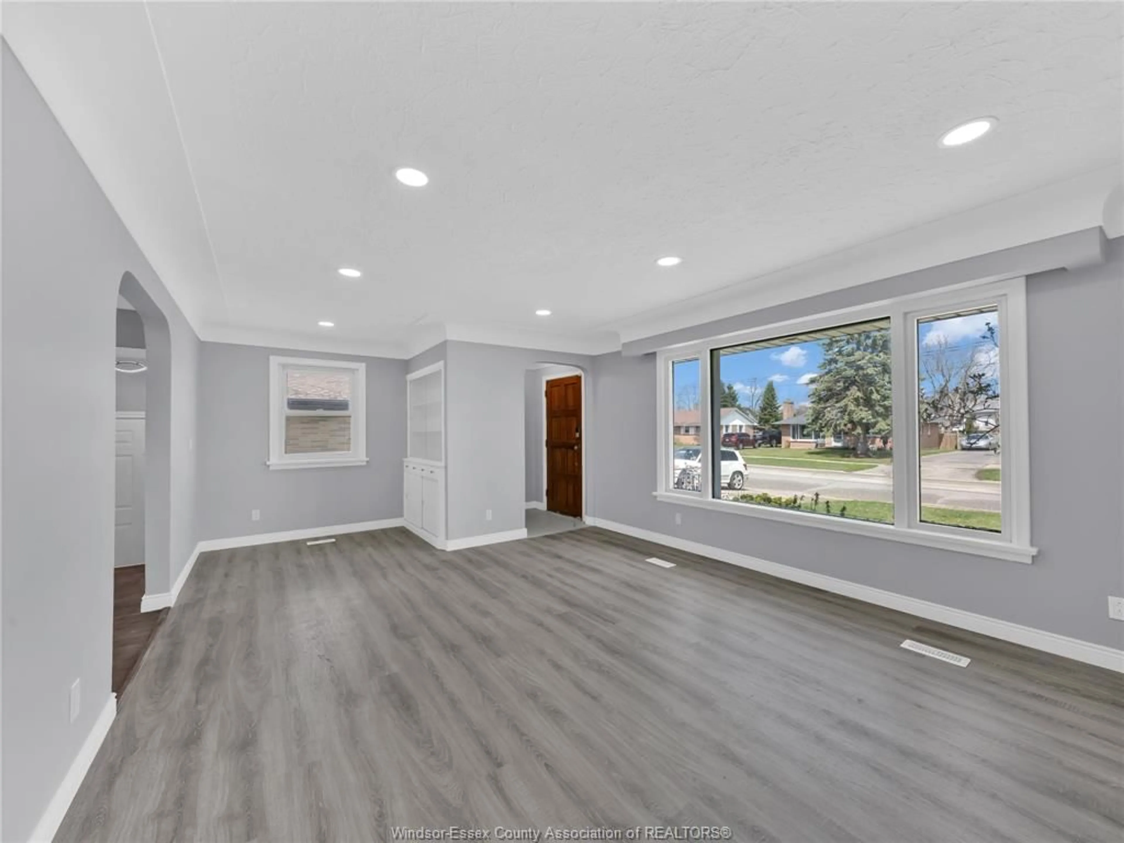 Indoor entryway for 8 Pulford, Leamington Ontario N8H 2J3