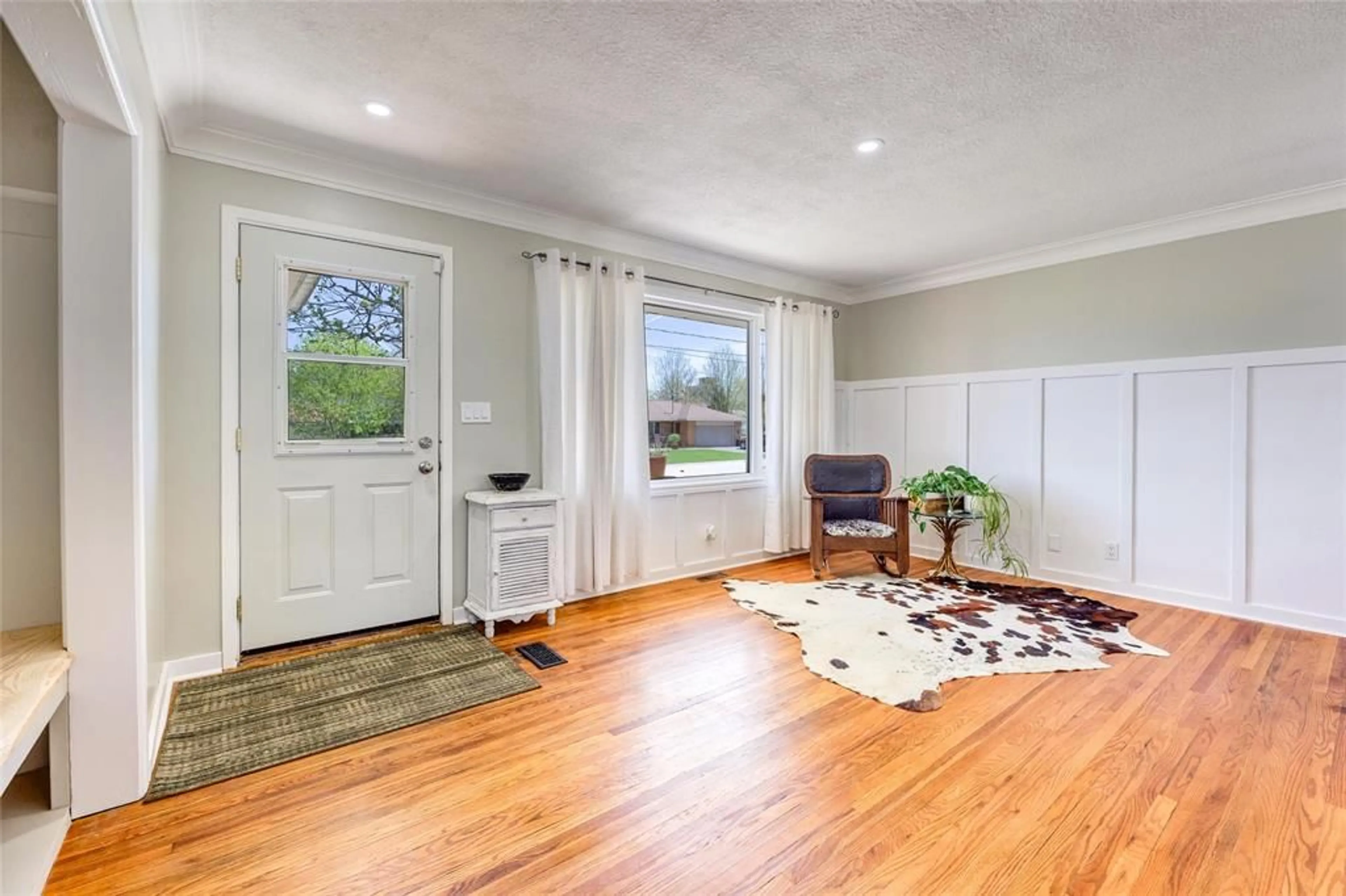 Indoor entryway for 282 JOHN St, Warwick-Watford Ontario N0M 2S0