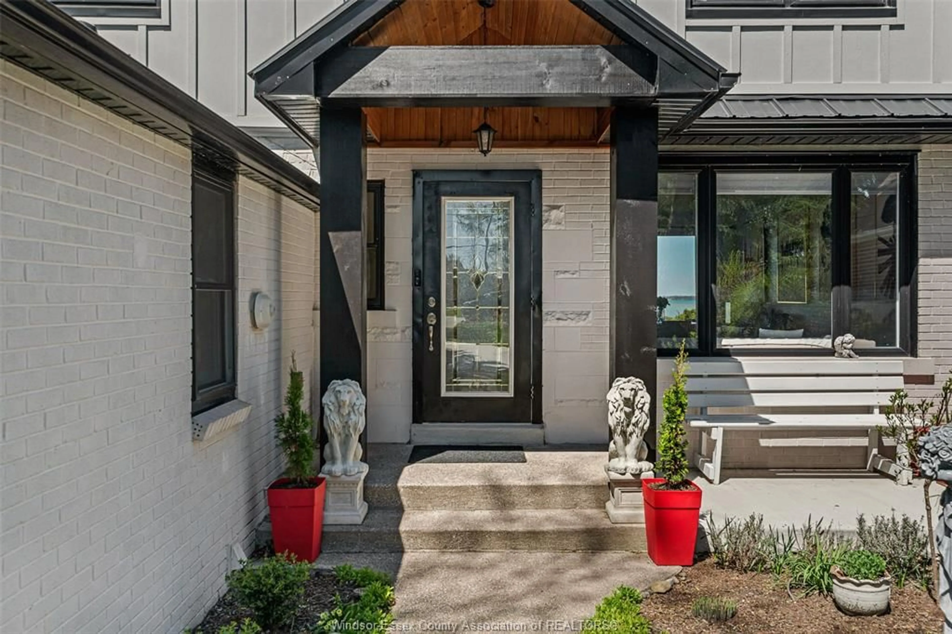 Indoor entryway for 11360 RIVERSIDE Dr, Windsor Ontario N8P 1A4