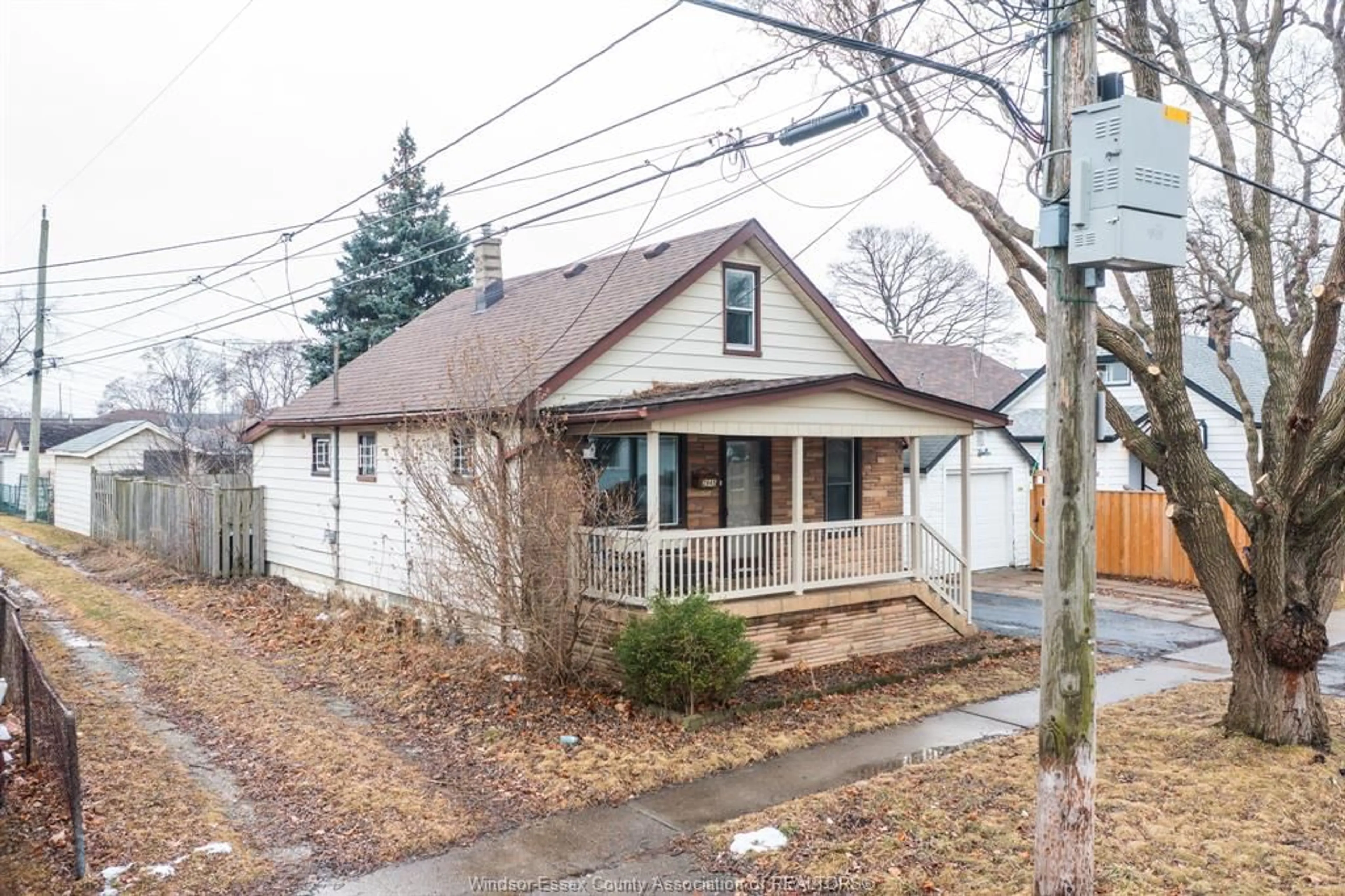 A pic from outside/outdoor area/front of a property/back of a property/a pic from drone, street for 2645 ALICE St, Windsor Ontario N8Y 2B5