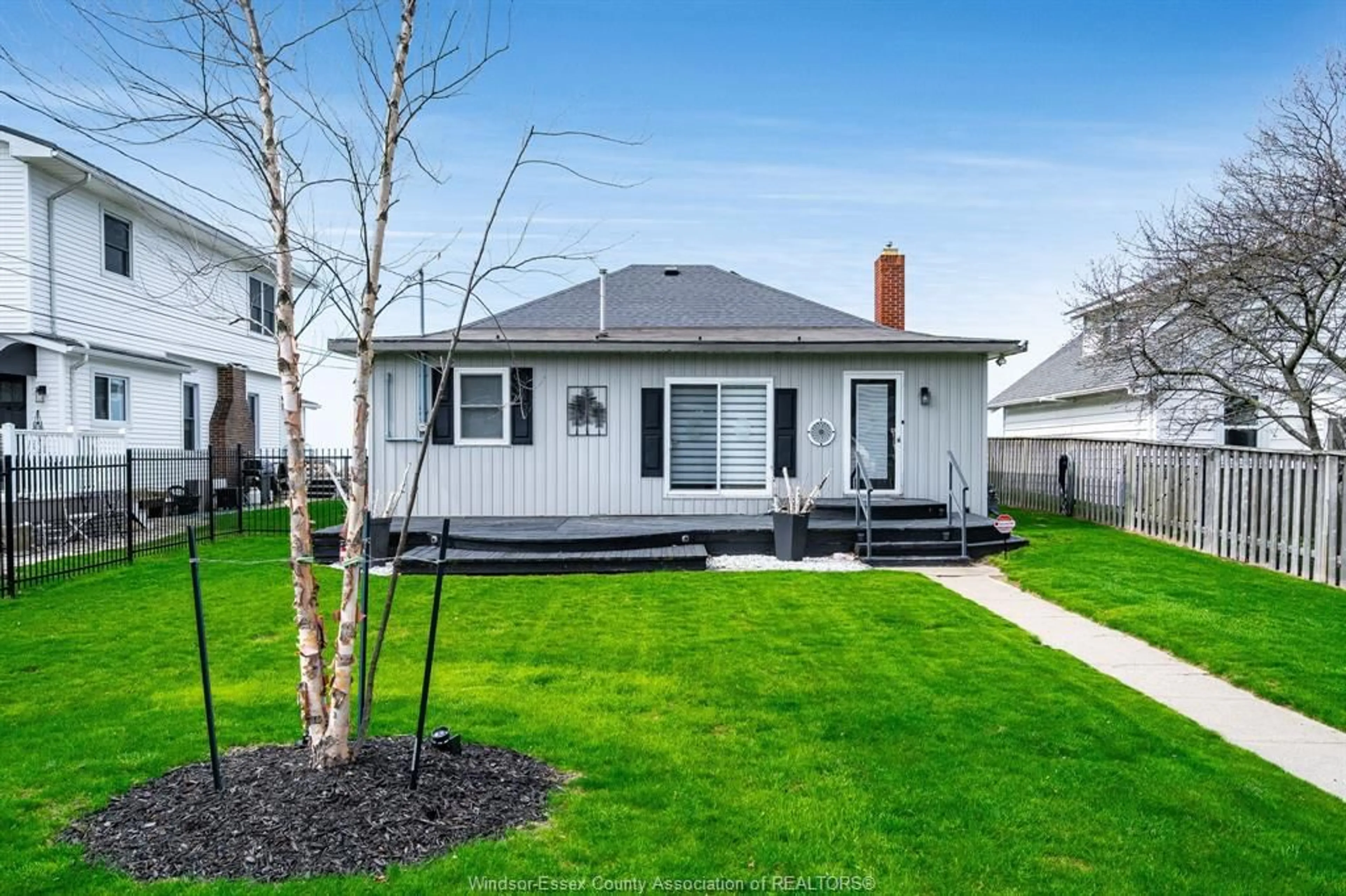 Home with vinyl exterior material, street for 360 ROBSON Rd, Leamington Ontario N8H 0A5
