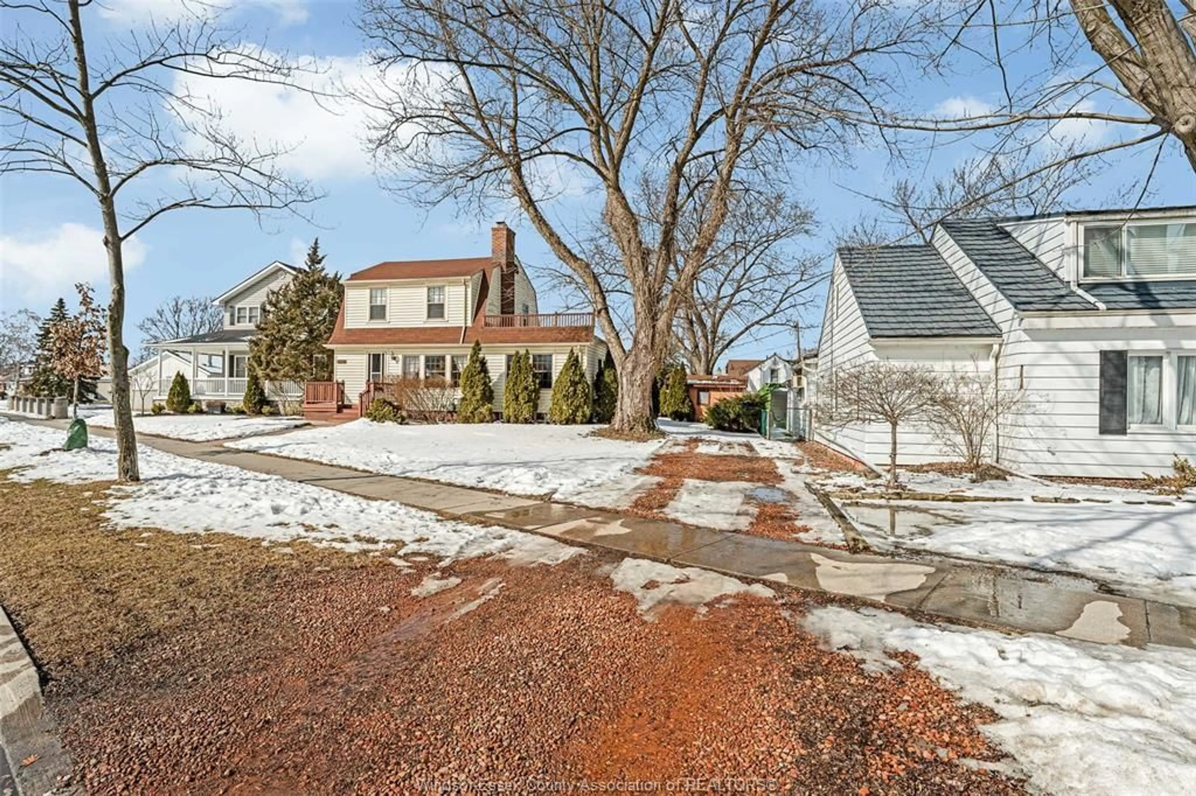 A pic from outside/outdoor area/front of a property/back of a property/a pic from drone, street for 7154 ST. ROSE Ave, Windsor Ontario N8S 1X8