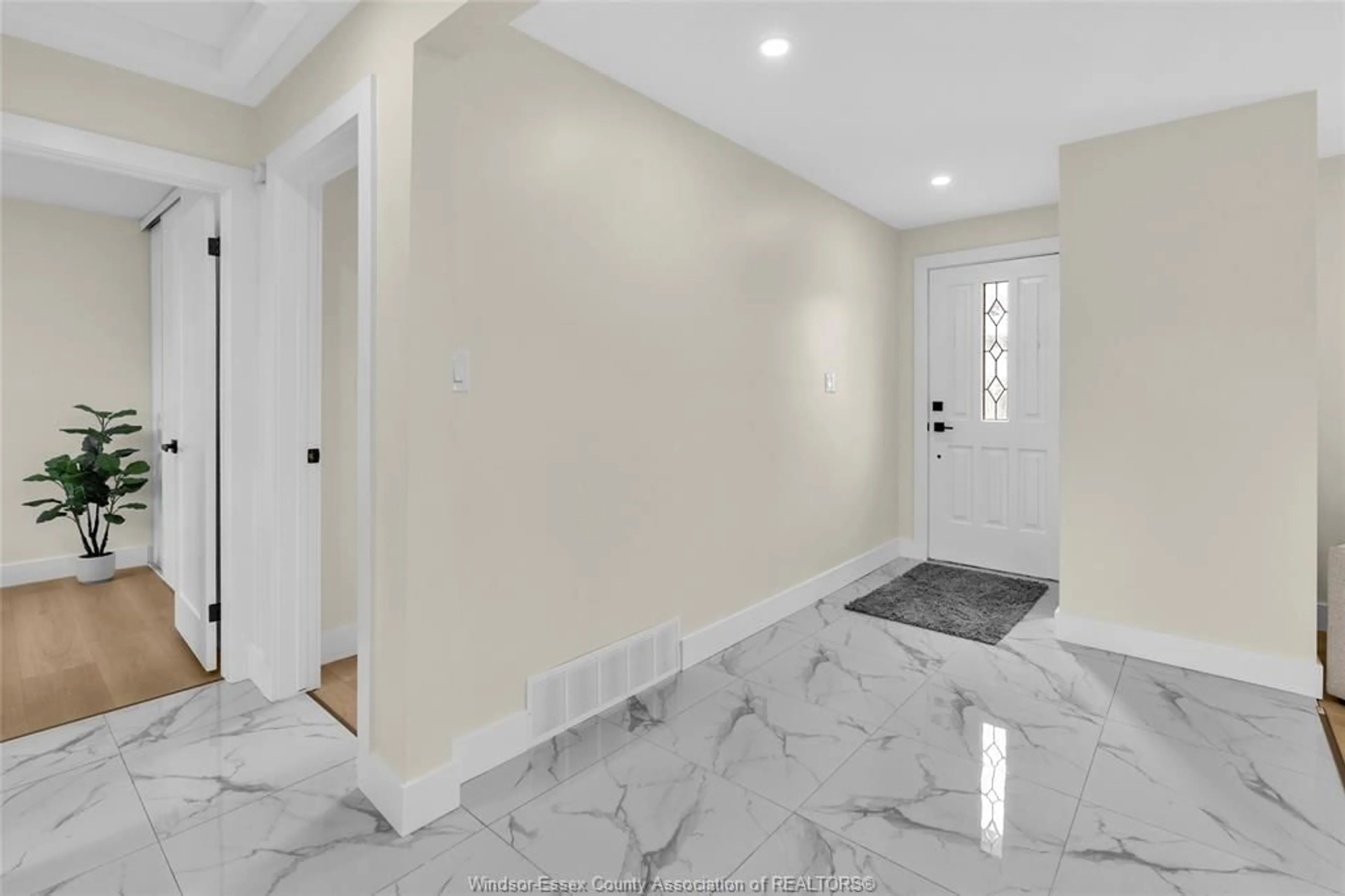 Indoor entryway for 3134 WOODLAWN, Windsor Ontario N8X 1X3