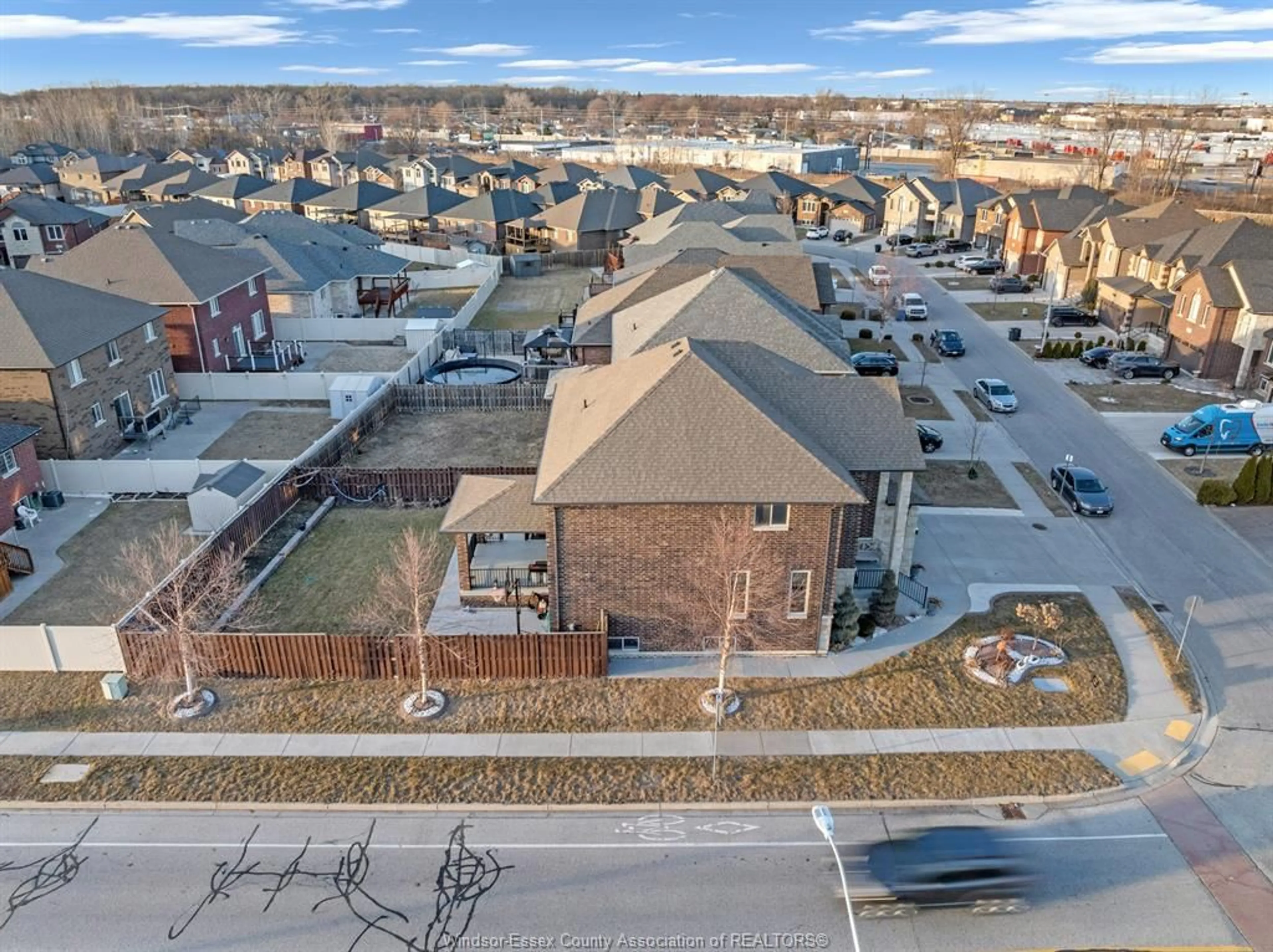 A pic from outside/outdoor area/front of a property/back of a property/a pic from drone, city buildings view from balcony for 3780 ZANZIBAR, Windsor Ontario N9G 0A4