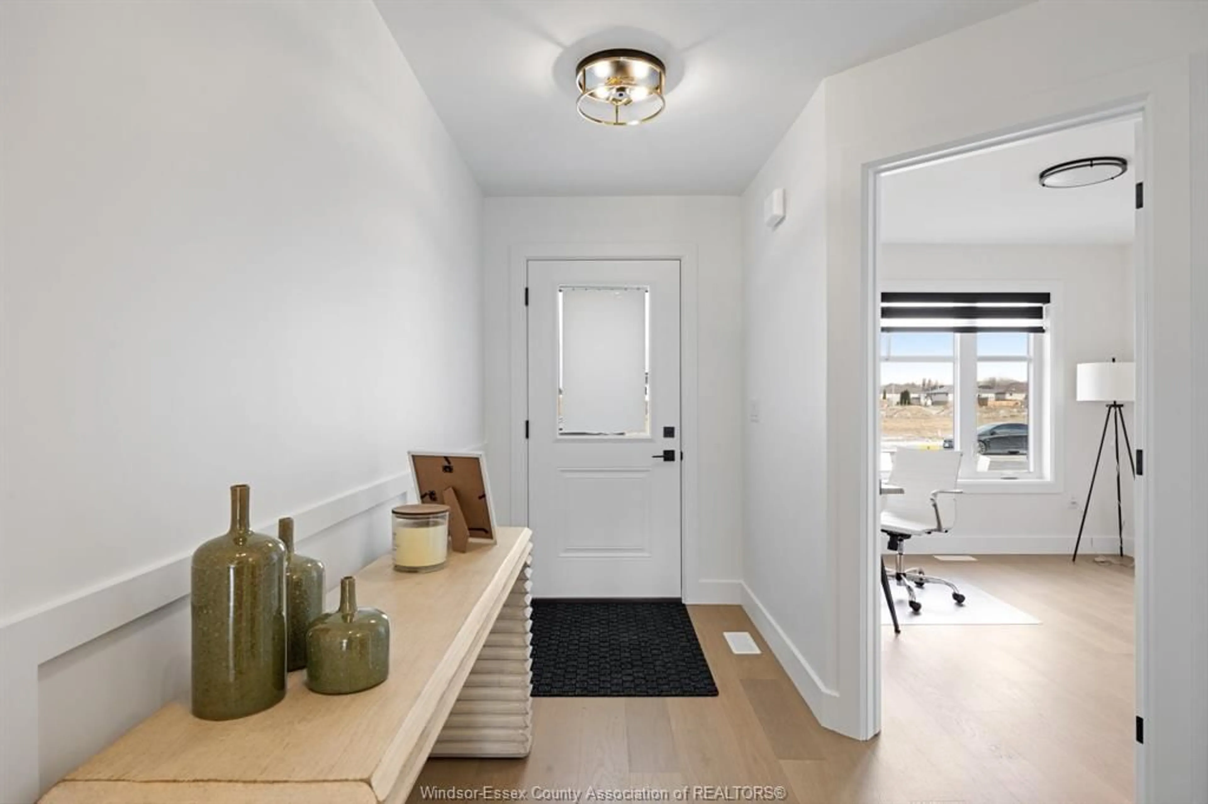 Indoor entryway for 440 JOLLY, LaSalle Ontario N9J 0E7