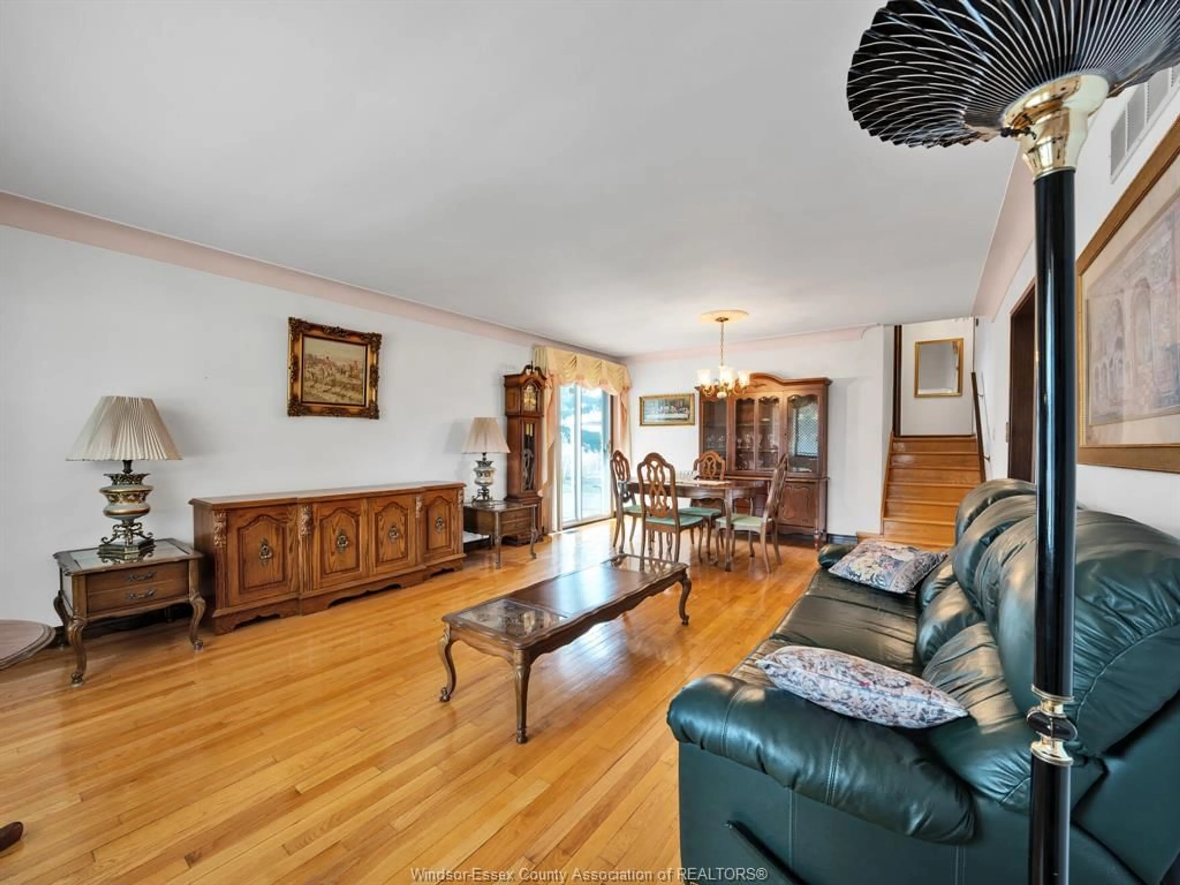 Living room with furniture, wood/laminate floor for 217 WEST PIKE CREEK, Lakeshore Ontario N8N 2L9