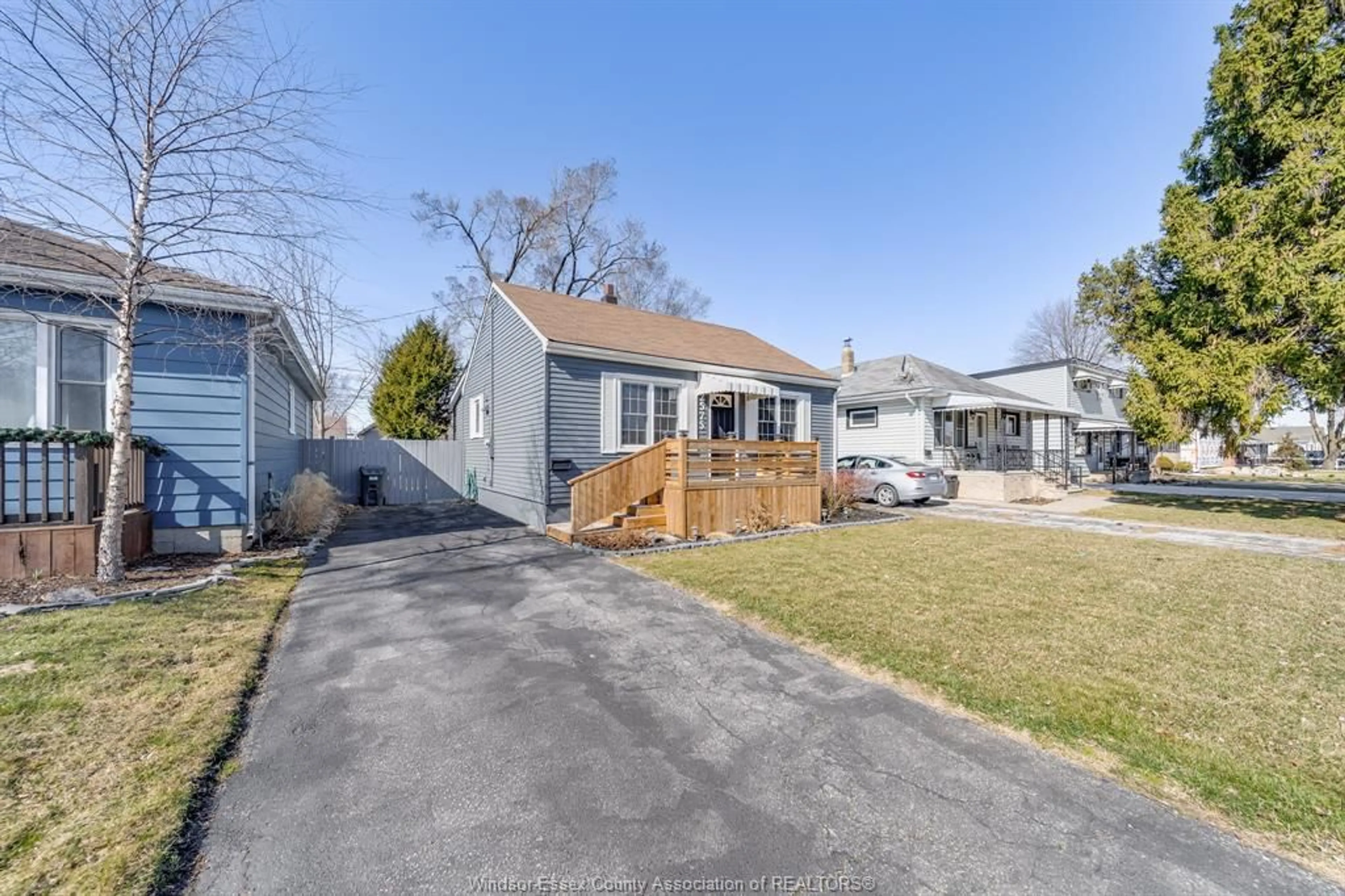 A pic from outside/outdoor area/front of a property/back of a property/a pic from drone, street for 2575 MEIGHEN Rd, Windsor Ontario N8W 4C3