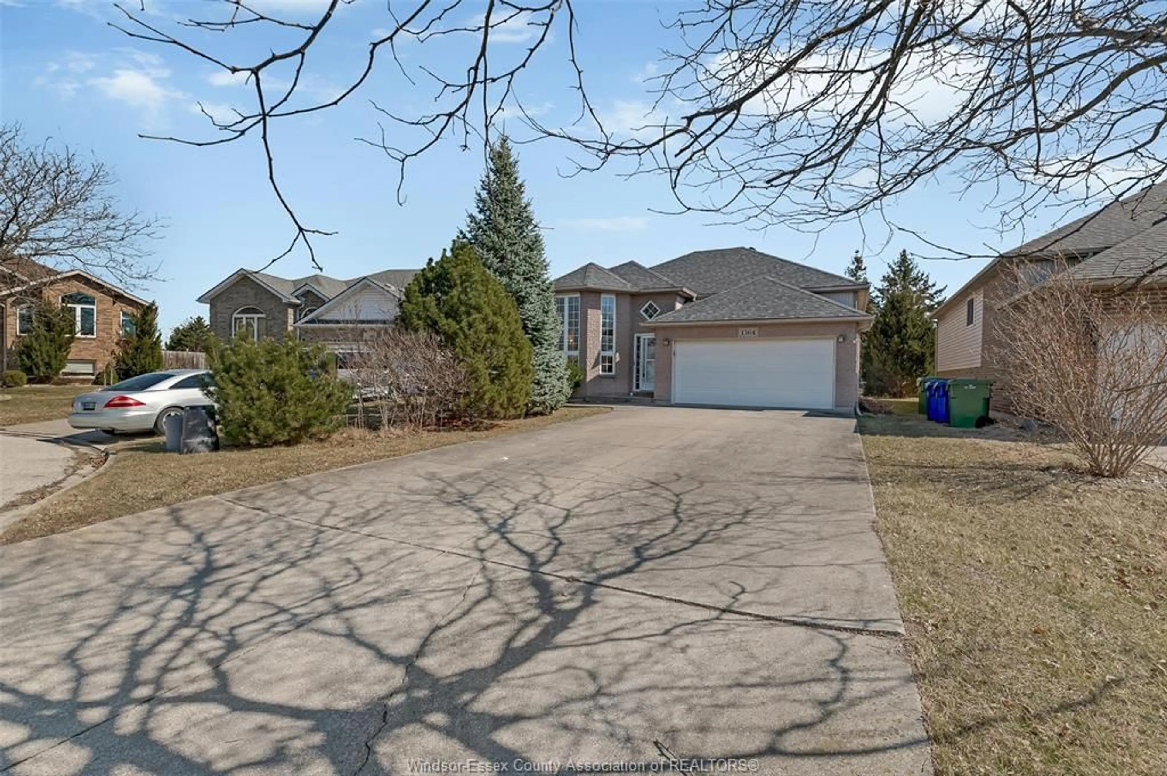 A pic from outside/outdoor area/front of a property/back of a property/a pic from drone, street for 1564 IMPERIAL Cres, Windsor Ontario N9G 2T8