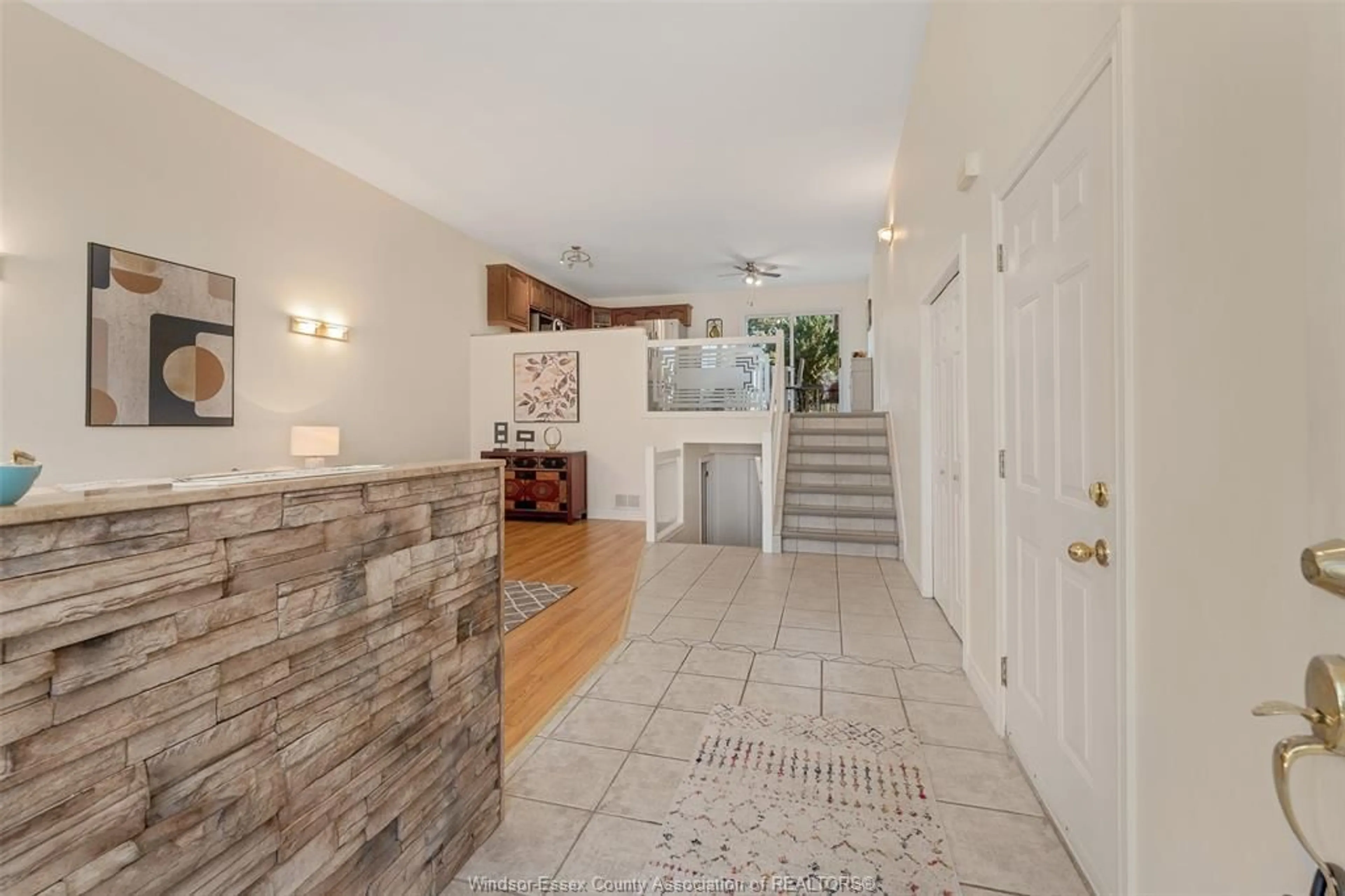 Indoor foyer for 1564 IMPERIAL Cres, Windsor Ontario N9G 2T8