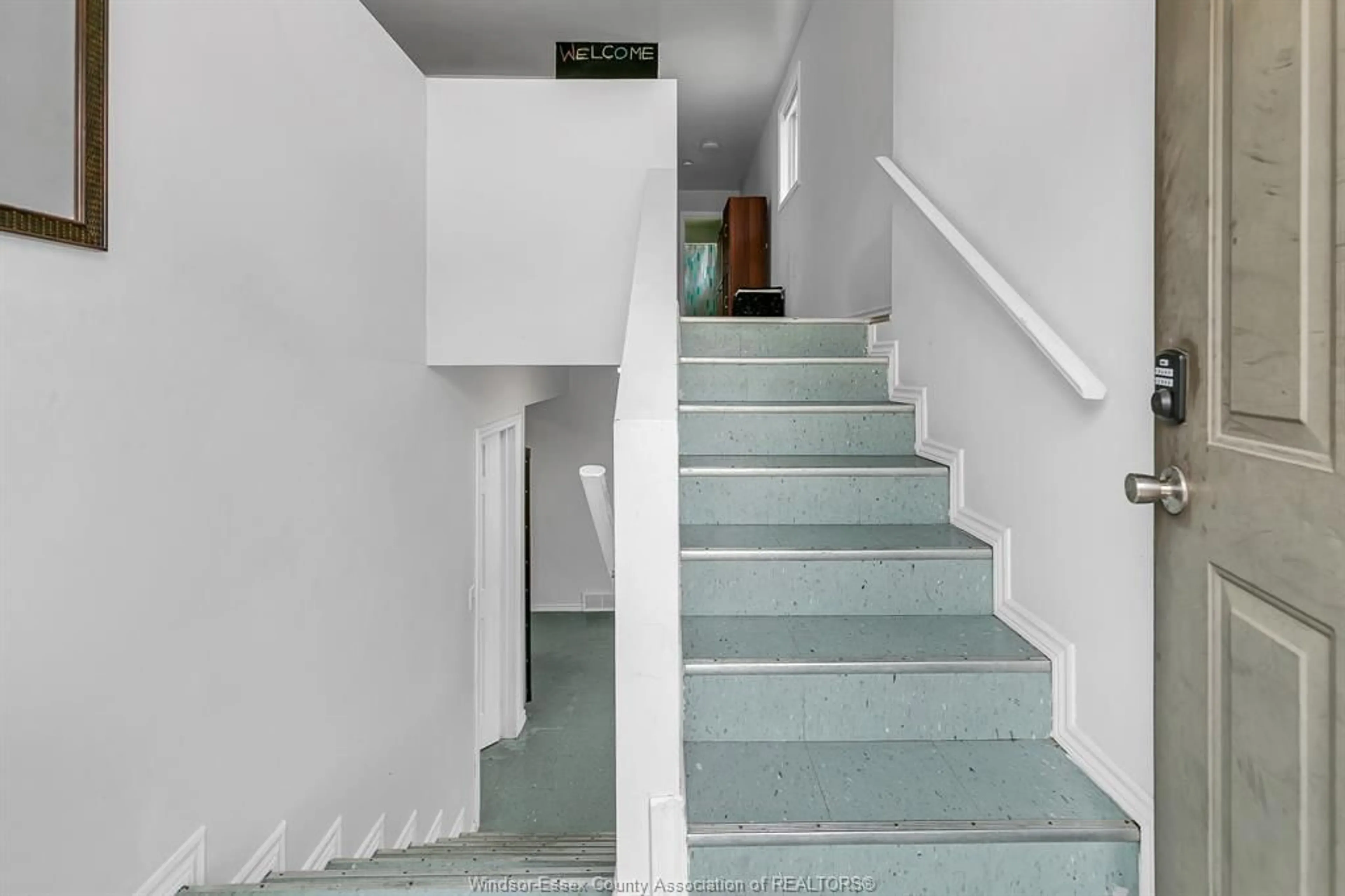 Stairs for 926 CALIFORNIA Ave, Windsor Ontario N9B 2Z6
