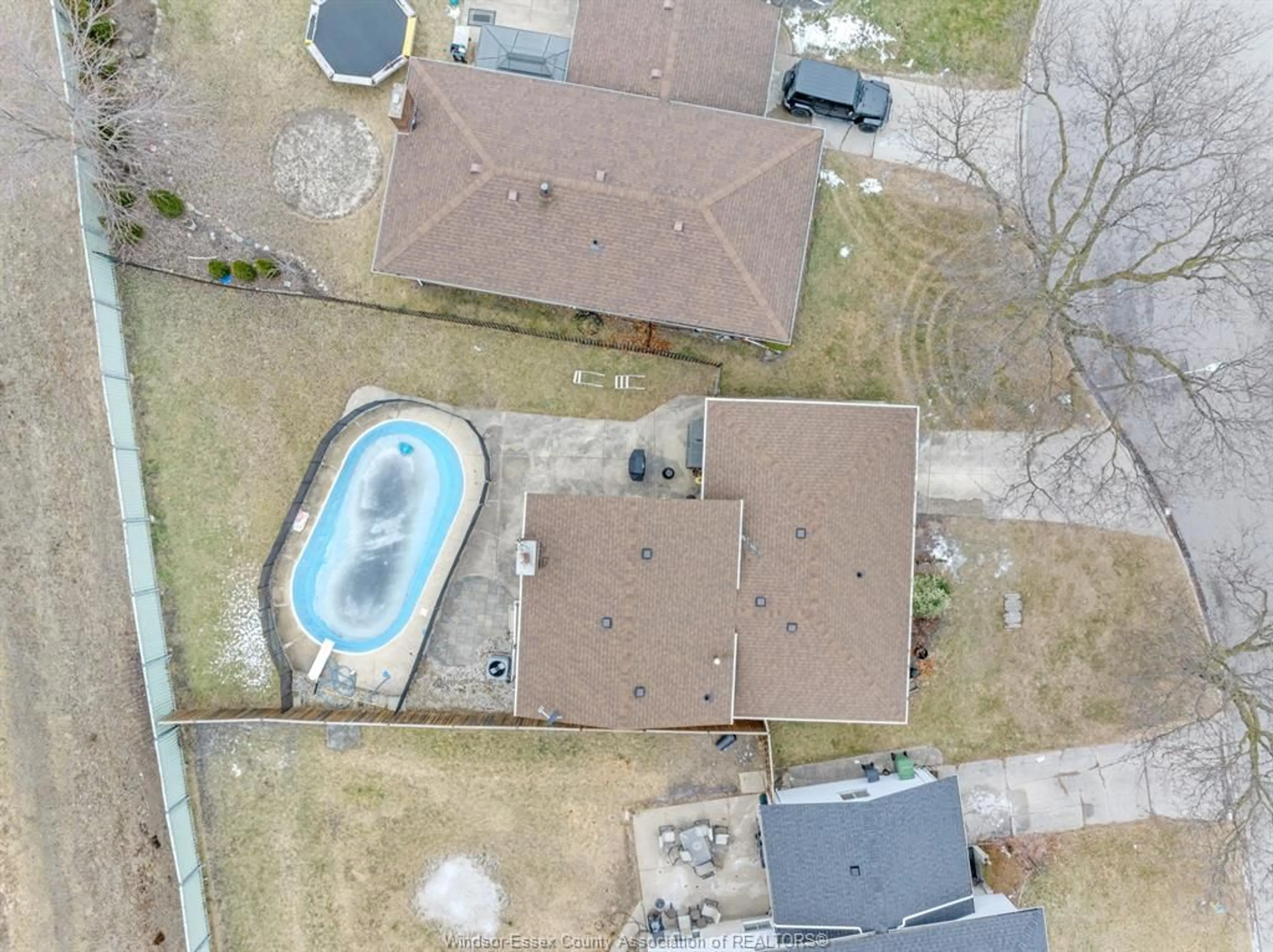 A pic from outside/outdoor area/front of a property/back of a property/a pic from drone, street for 3440 PINEVIEW Cres, Windsor Ontario N8R 2A8