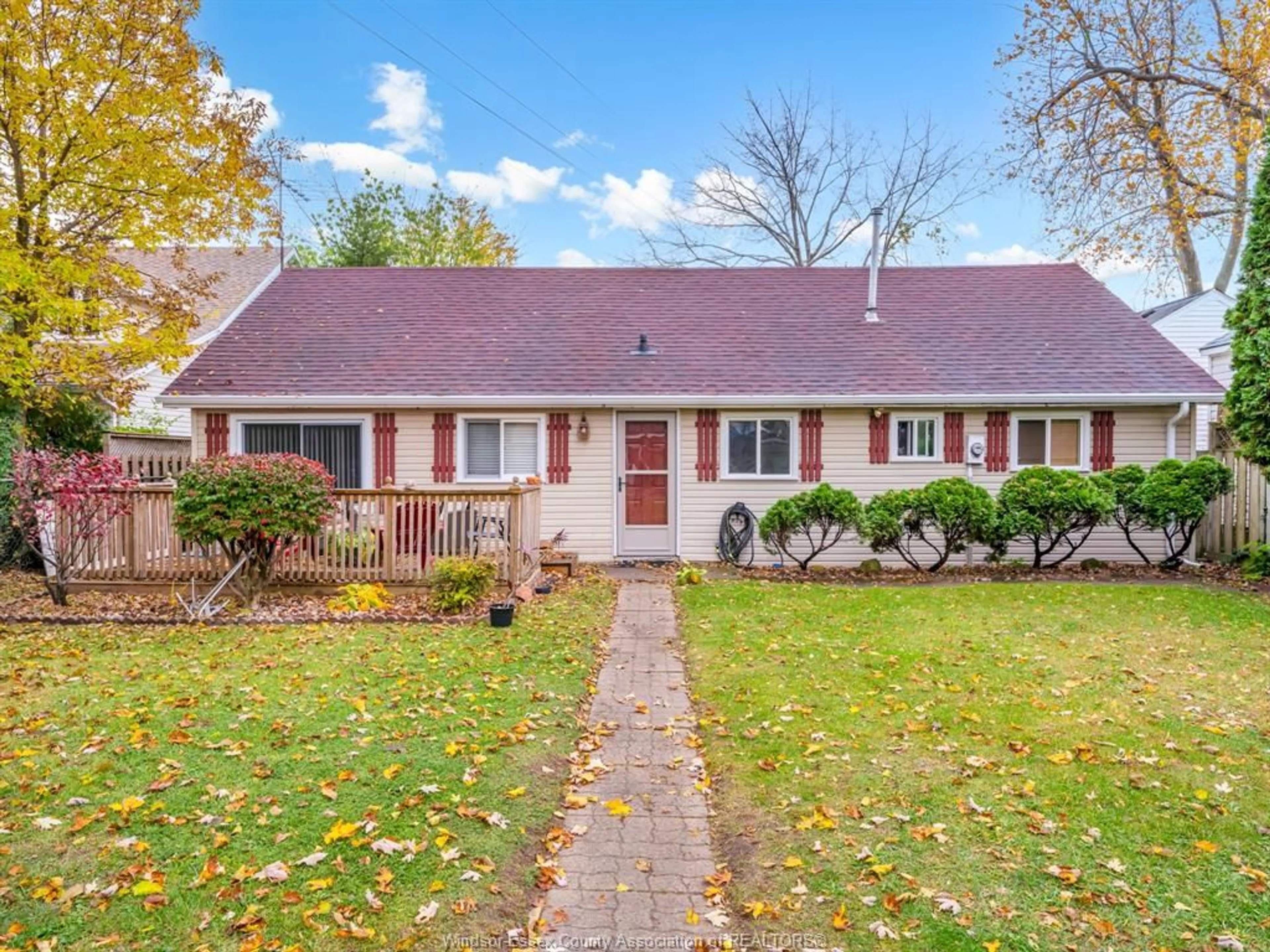 Home with brick exterior material, street for 655 HERITAGE Rd, Kingsville Ontario N9Y 3B1