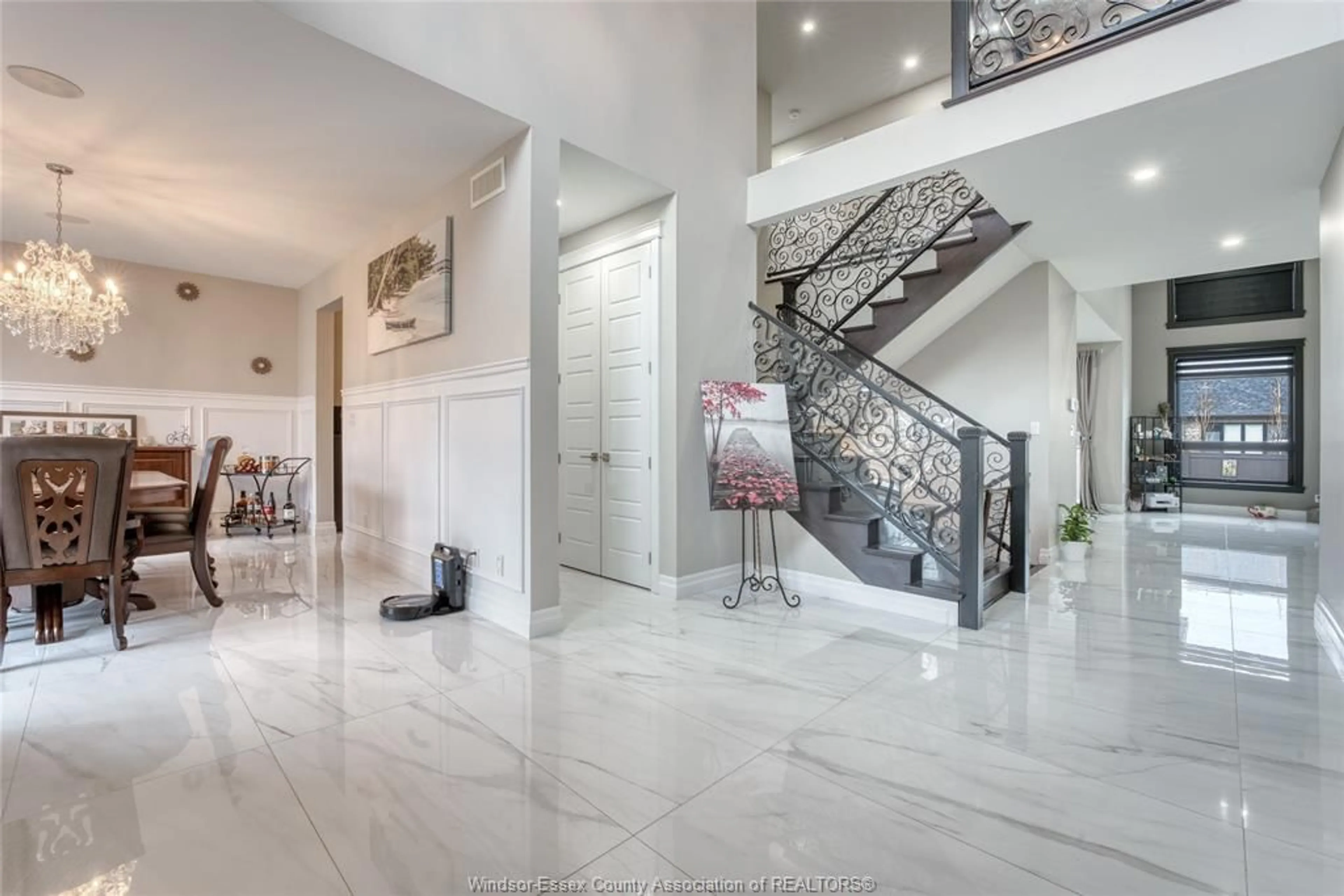 Indoor foyer for 695 OLD TECUMSEH, Lakeshore Ontario N0R 1A0