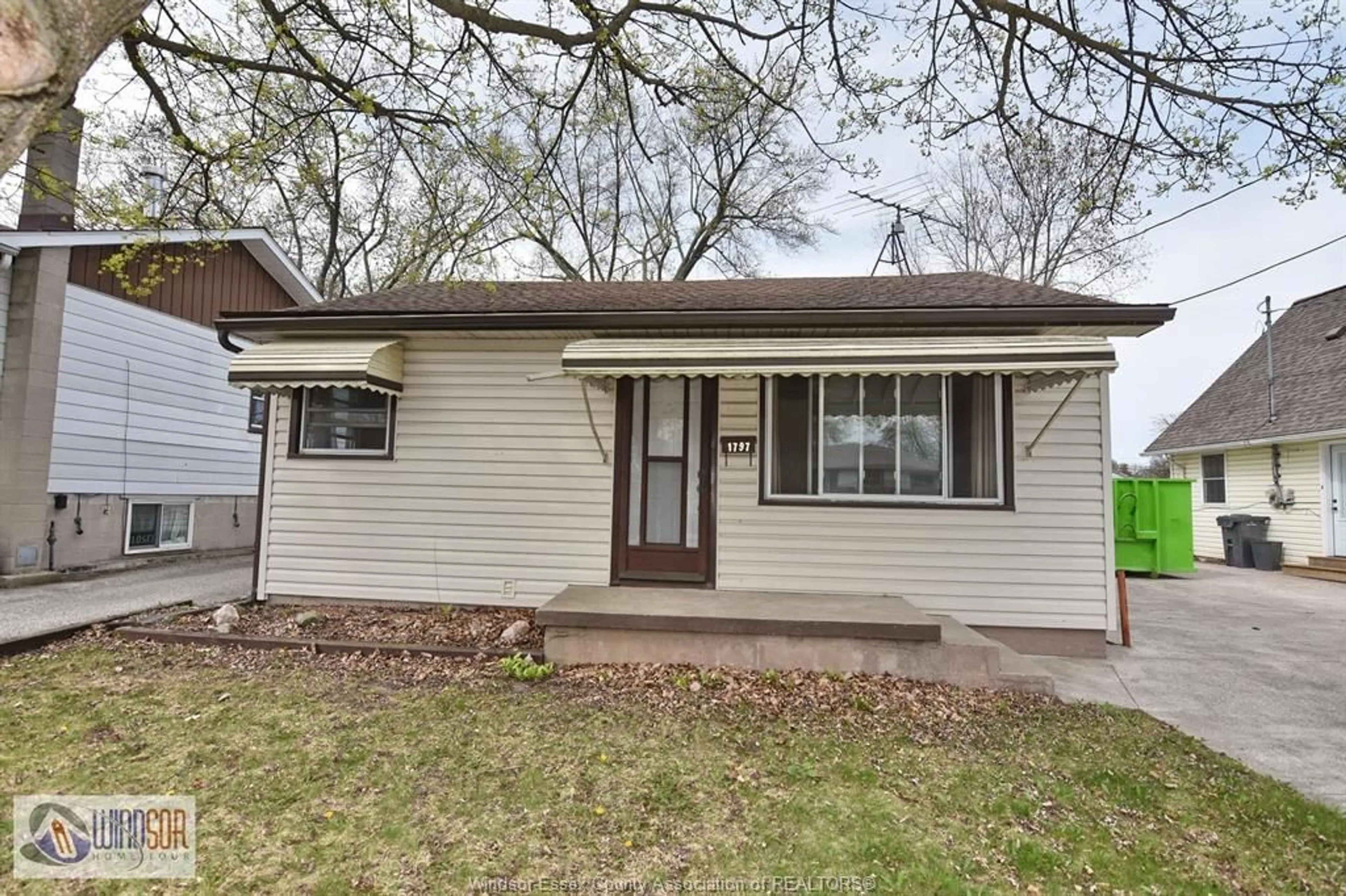 Home with vinyl exterior material, street for 1797 BALFOUR Blvd, Windsor Ontario N8T 2S2