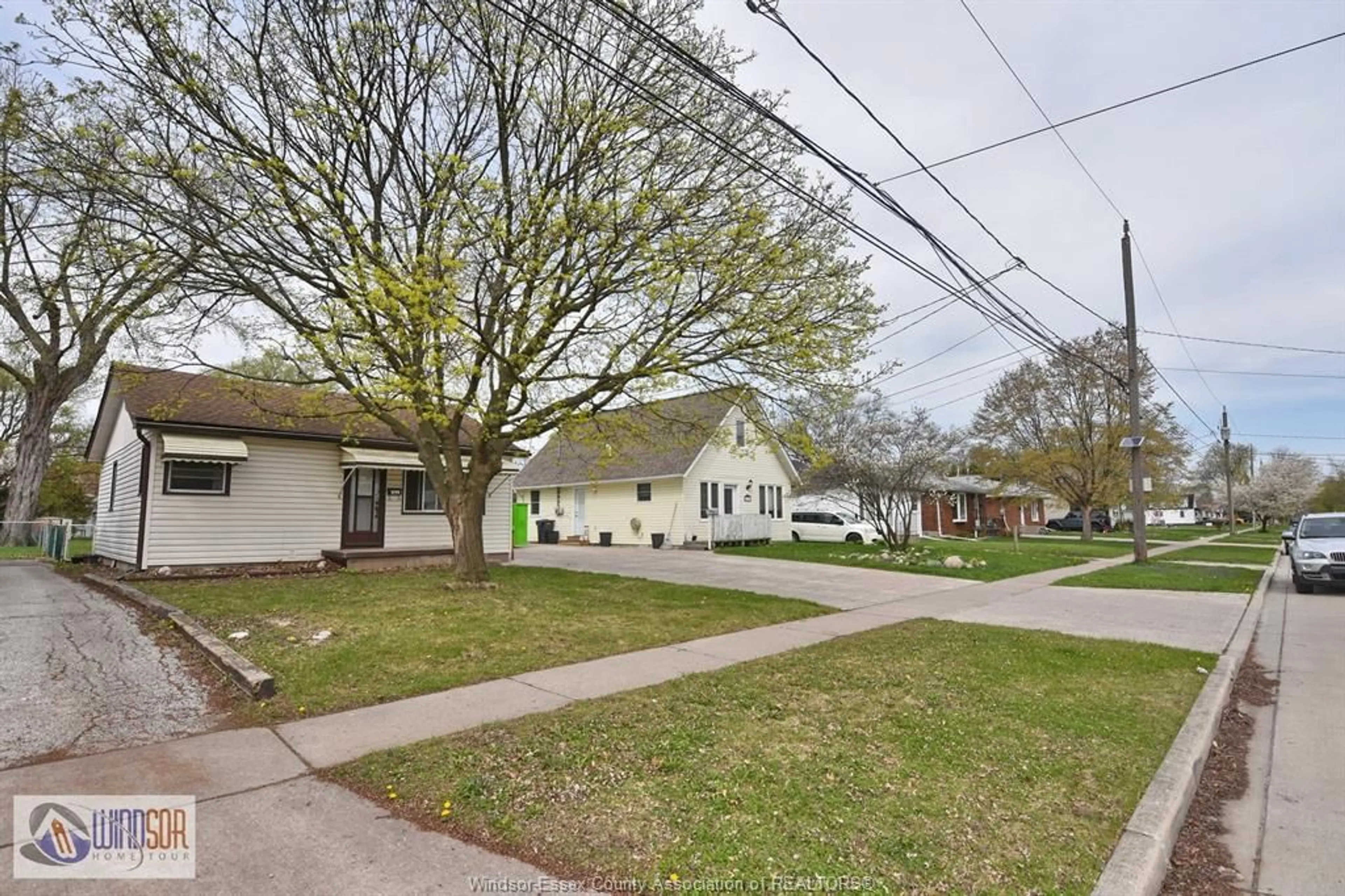 A pic from outside/outdoor area/front of a property/back of a property/a pic from drone, street for 1797 BALFOUR Blvd, Windsor Ontario N8T 2S2