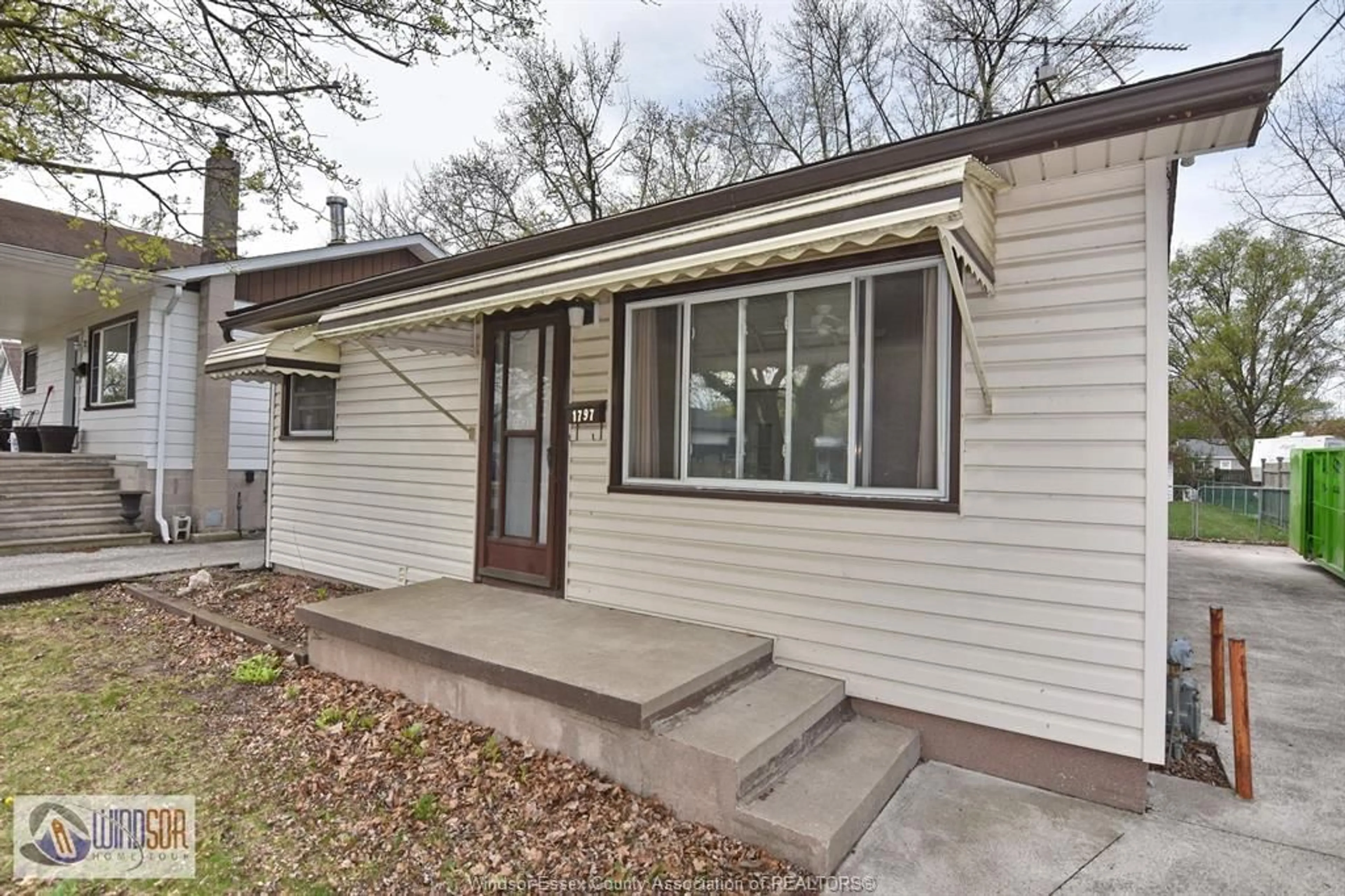 Home with vinyl exterior material, street for 1797 BALFOUR Blvd, Windsor Ontario N8T 2S2