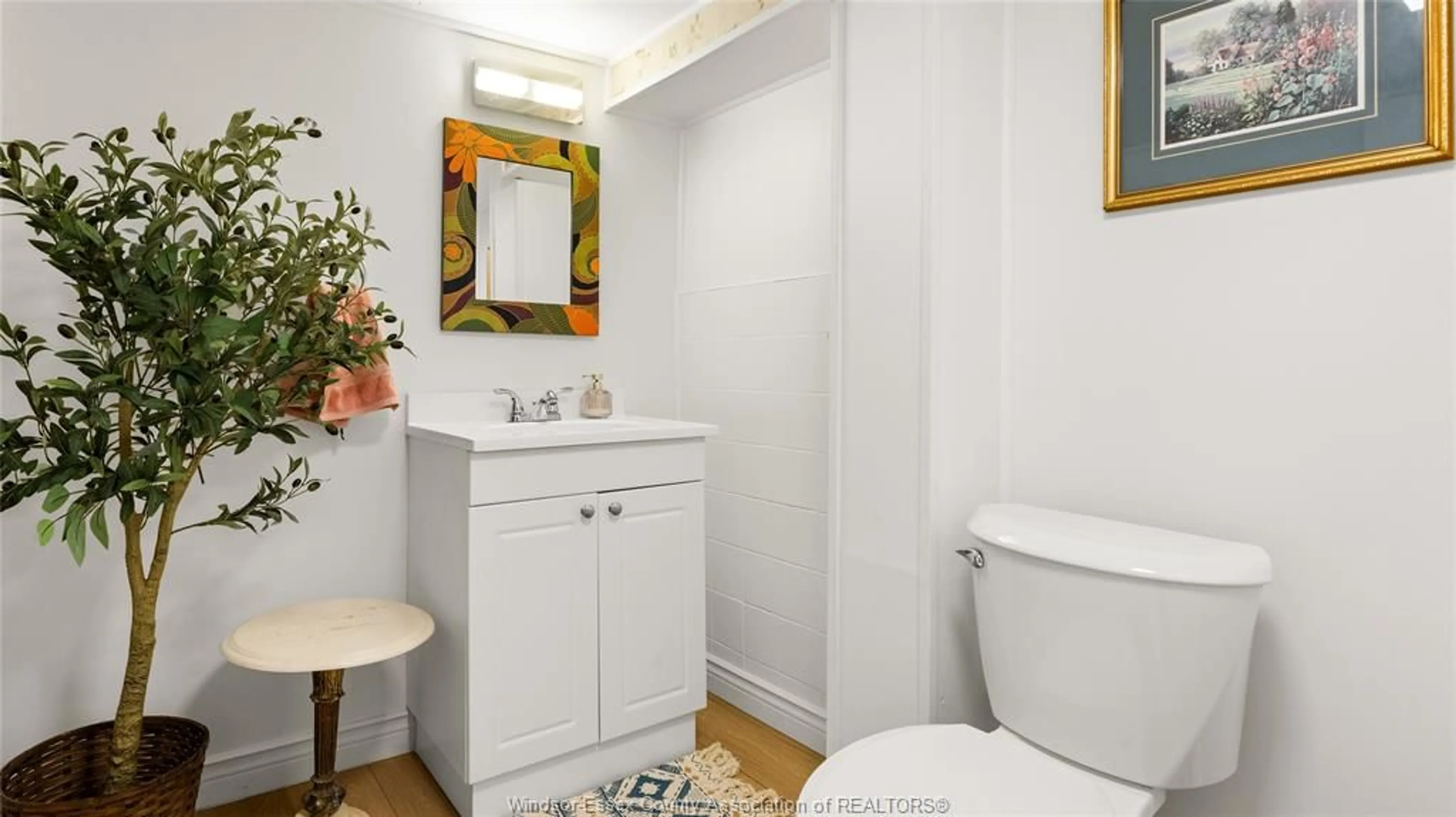 Standard bathroom, ceramic/tile floor for 809 Moy Ave, Windsor Ontario N9A 2N7