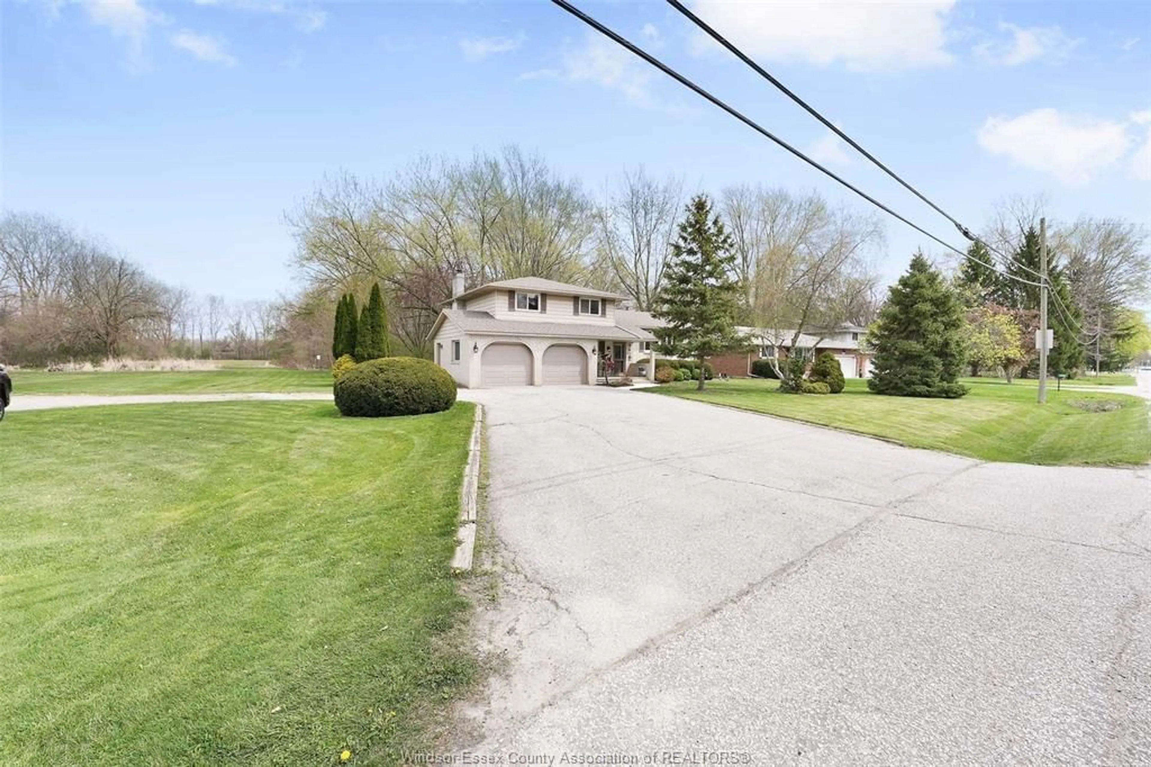 A pic from outside/outdoor area/front of a property/back of a property/a pic from drone, street for 6670 MALDEN Rd, LaSalle Ontario N9H 1T6