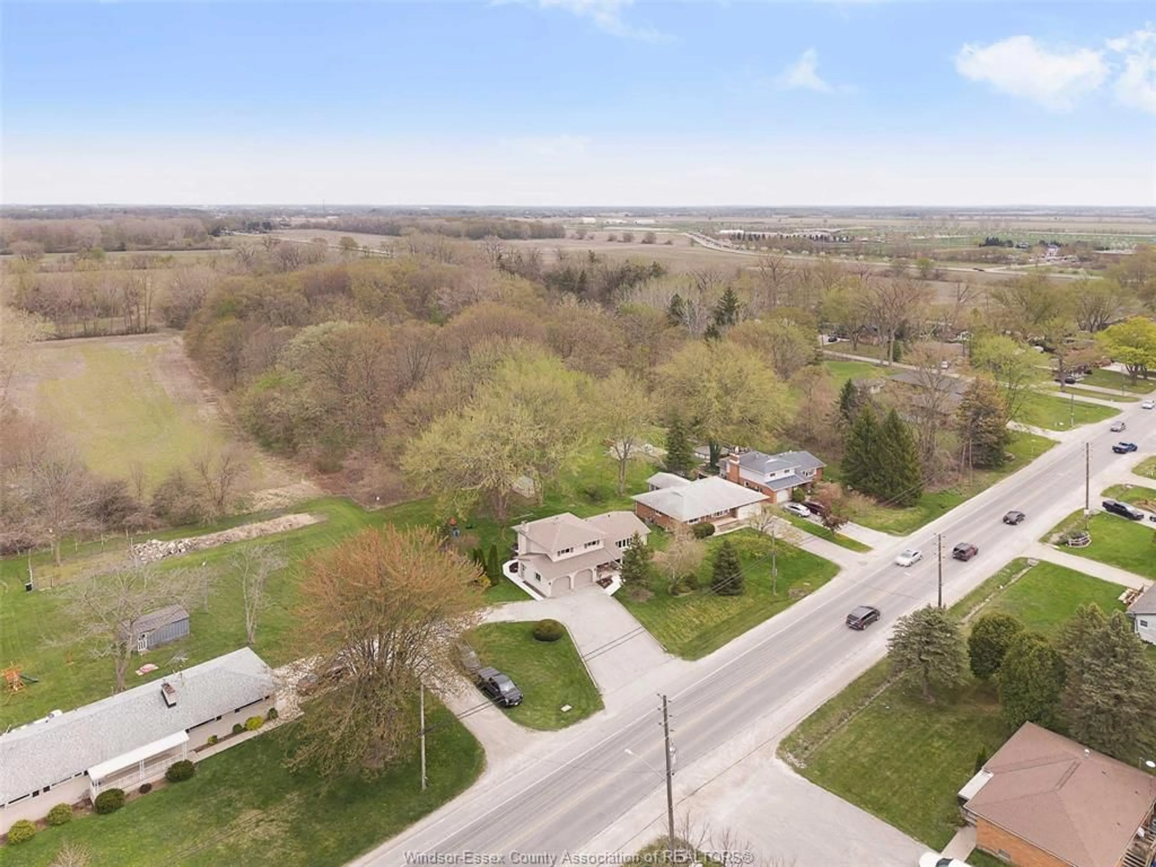 A pic from outside/outdoor area/front of a property/back of a property/a pic from drone, street for 6670 MALDEN Rd, LaSalle Ontario N9H 1T6