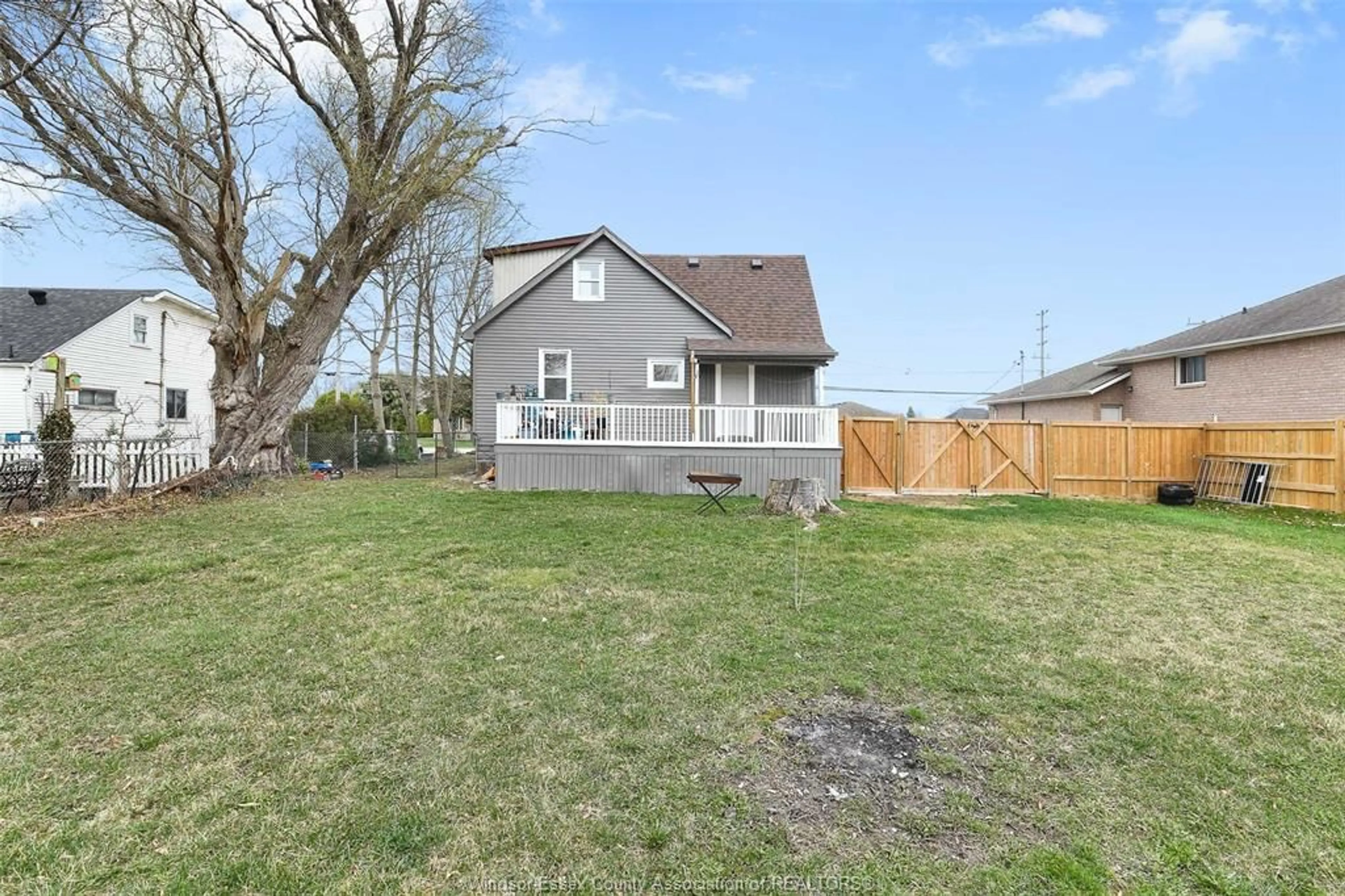 A pic from outside/outdoor area/front of a property/back of a property/a pic from drone, unknown for 1797 LESPERANCE Rd, Tecumseh Ontario N8N 1Y2