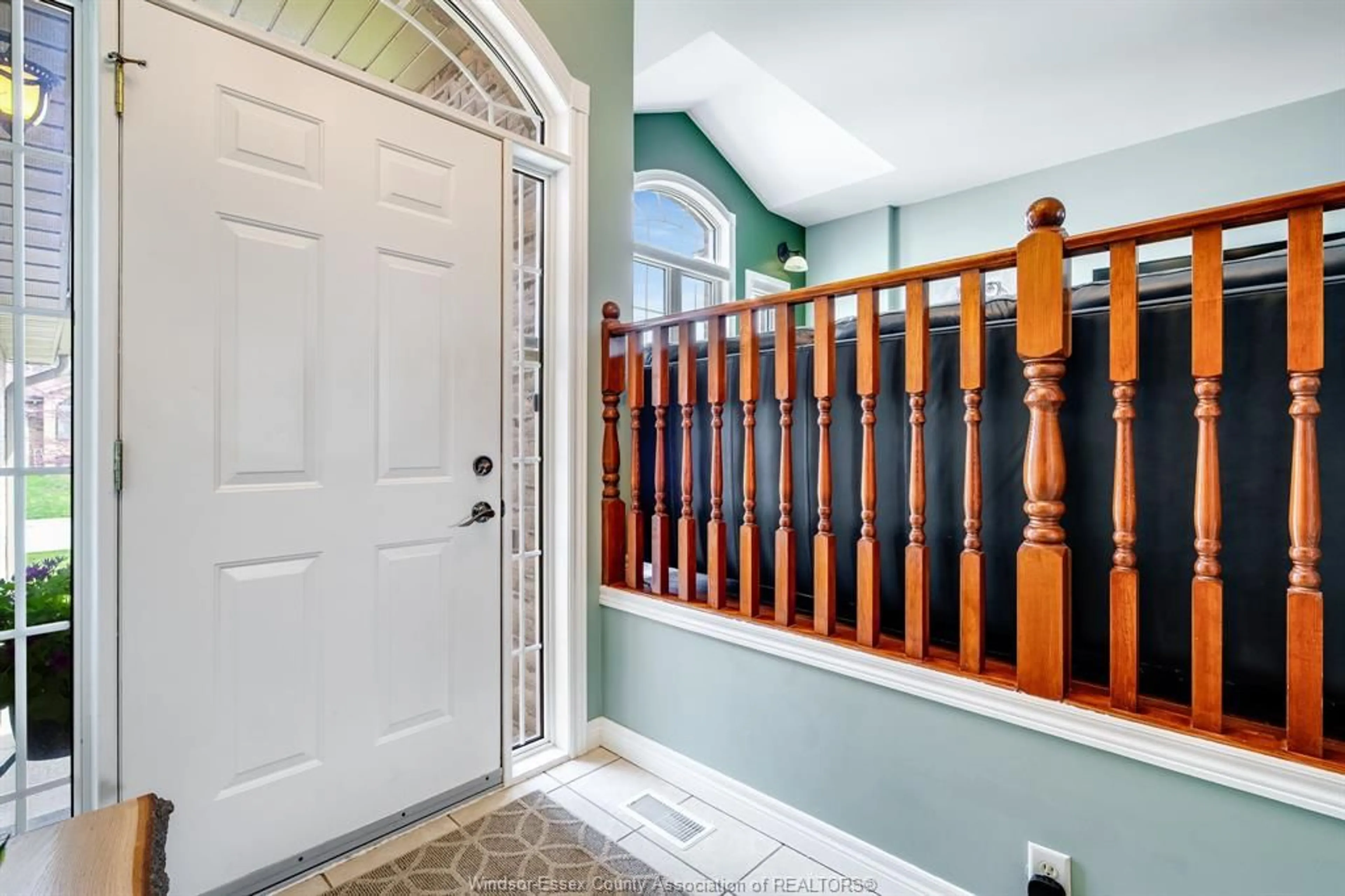 Indoor entryway for 95 MILLBROOK Dr, Kingsville Ontario N9Y 4A4