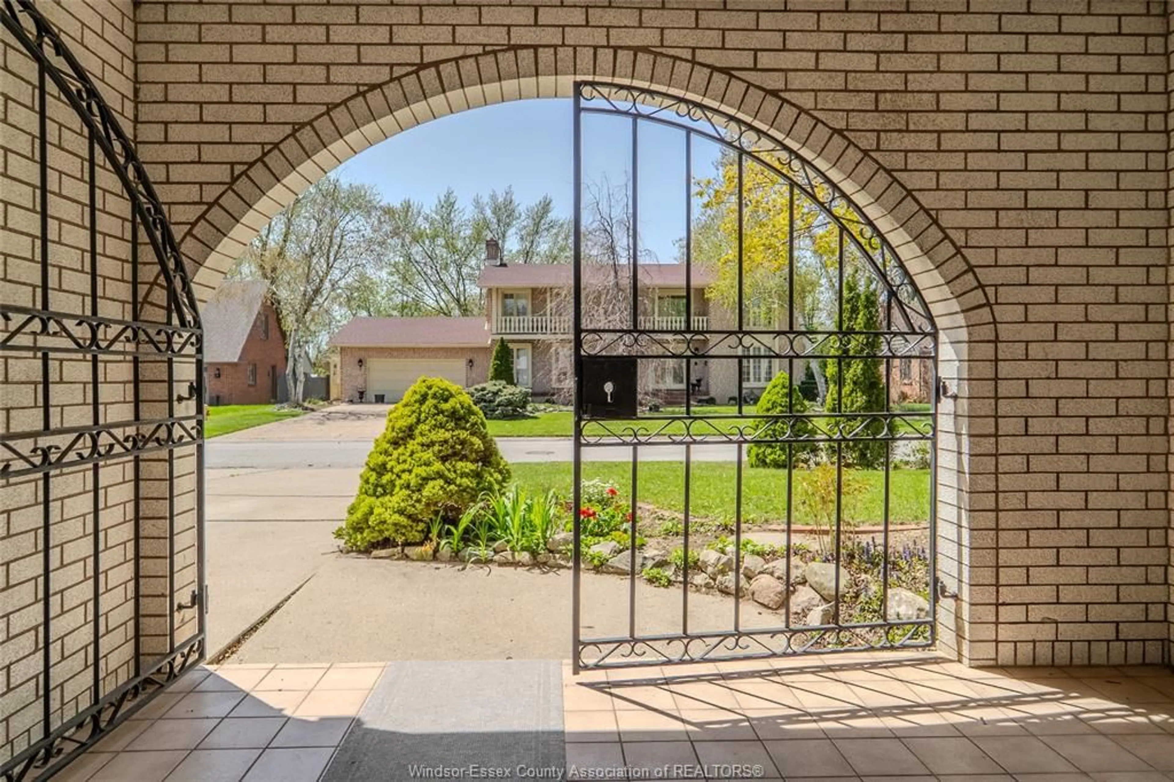 Indoor foyer for 3770 Huntington, Windsor Ontario N9E 3W8