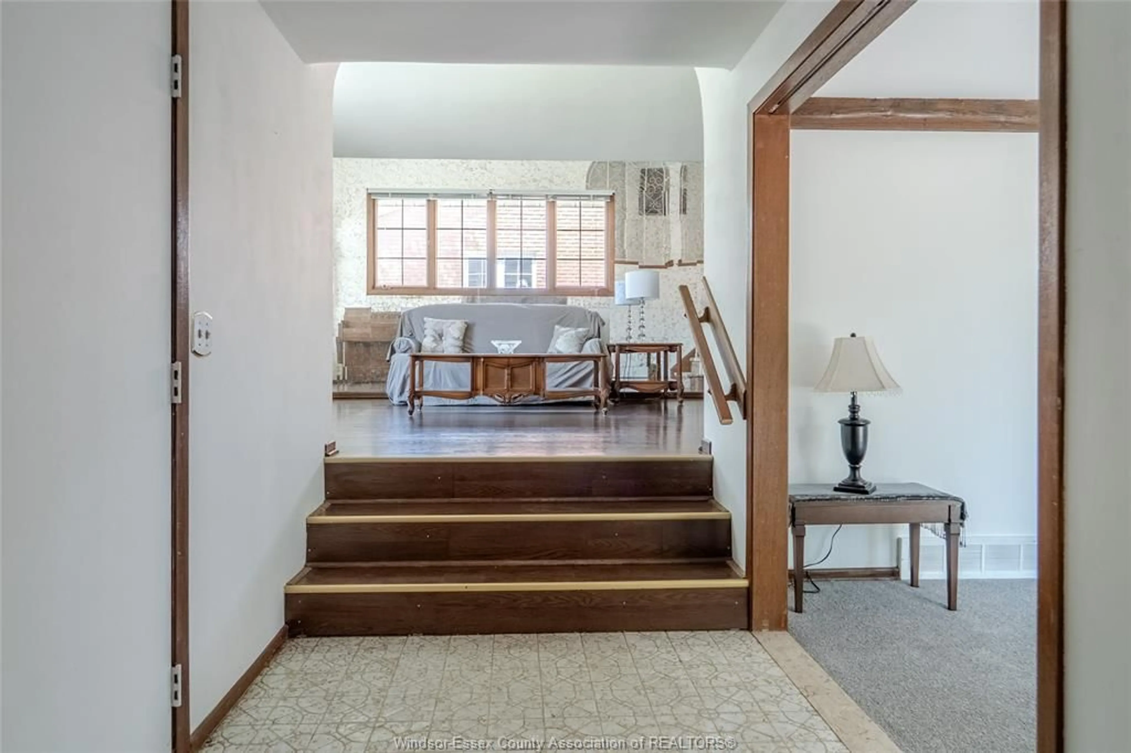 Indoor foyer for 3770 Huntington, Windsor Ontario N9E 3W8