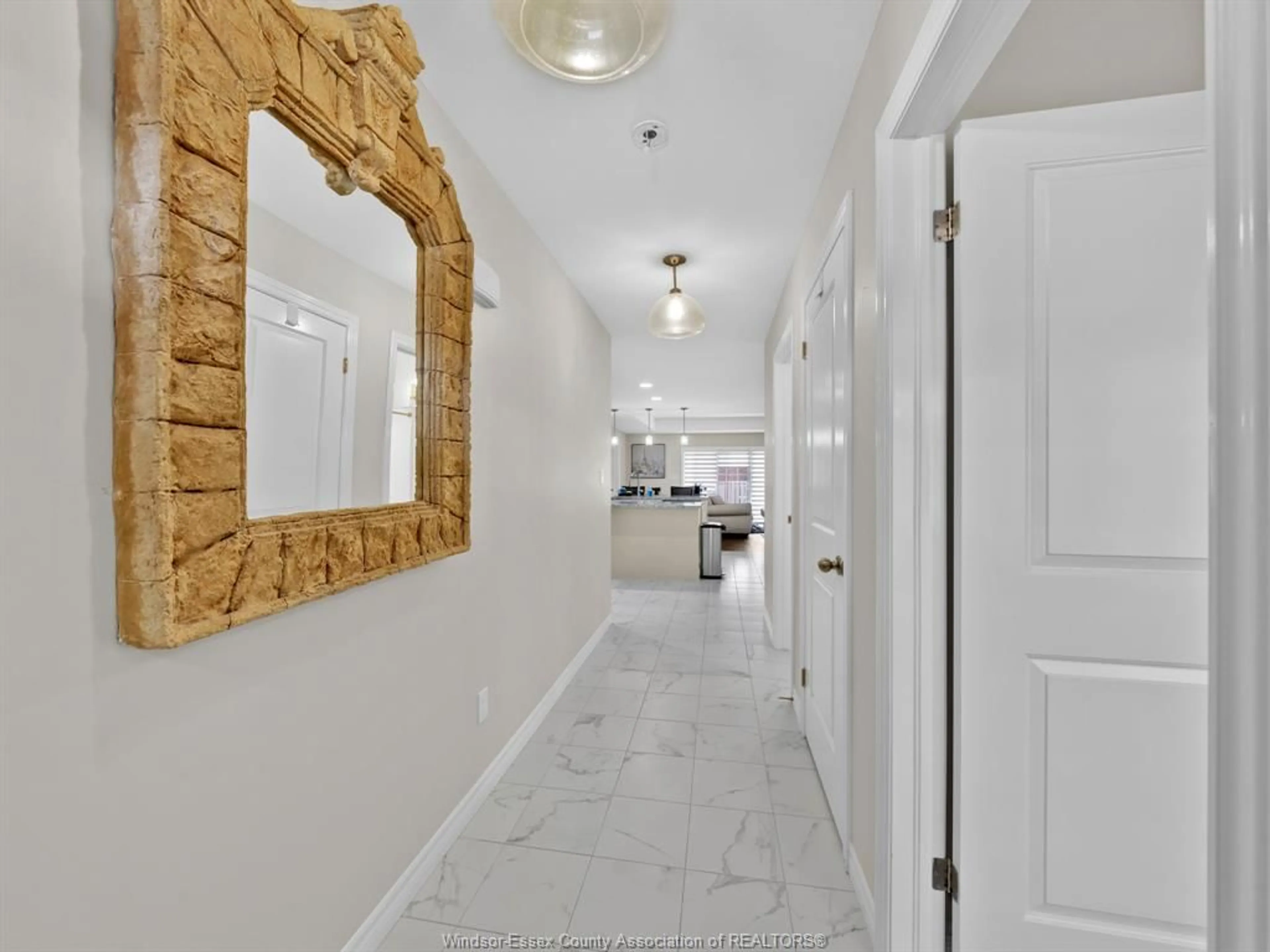 Indoor foyer for 1078 PEABODY, Windsor Ontario N8P 0C1