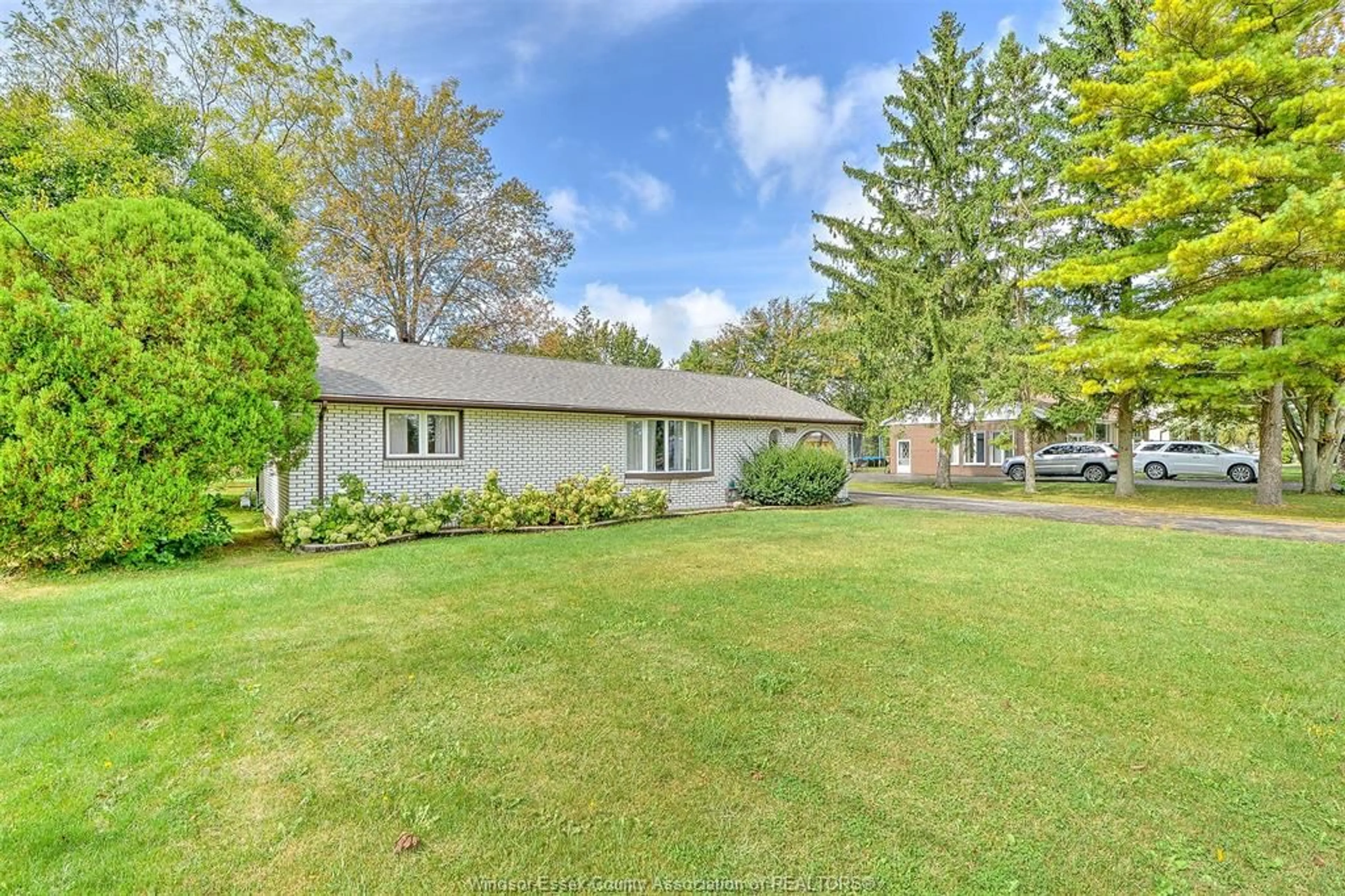A pic from outside/outdoor area/front of a property/back of a property/a pic from drone, street for 1385 ERIE, Harrow Ontario N0R 1G0