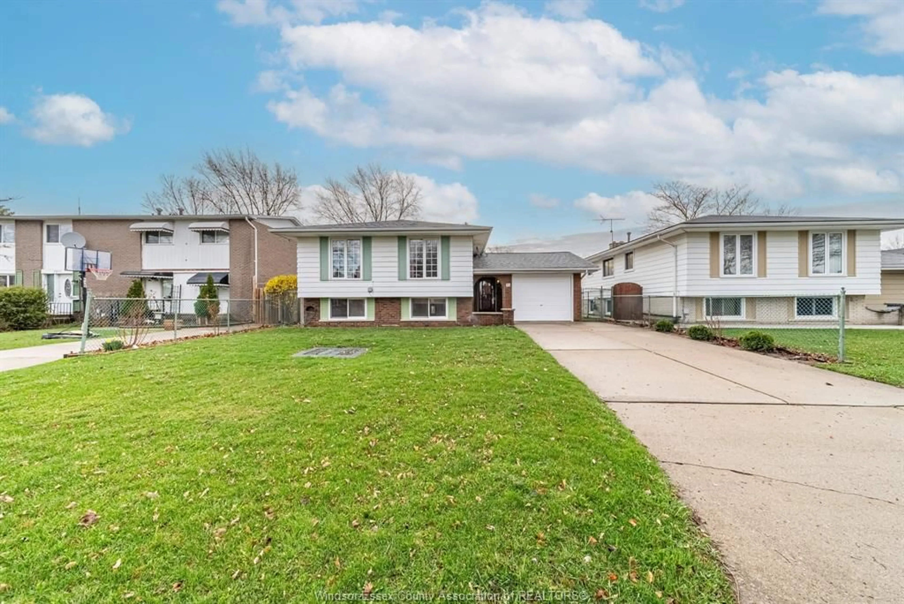 Home with vinyl exterior material, street for 2818 STILLMEADOW Dr, Windsor Ontario N8R 1M6