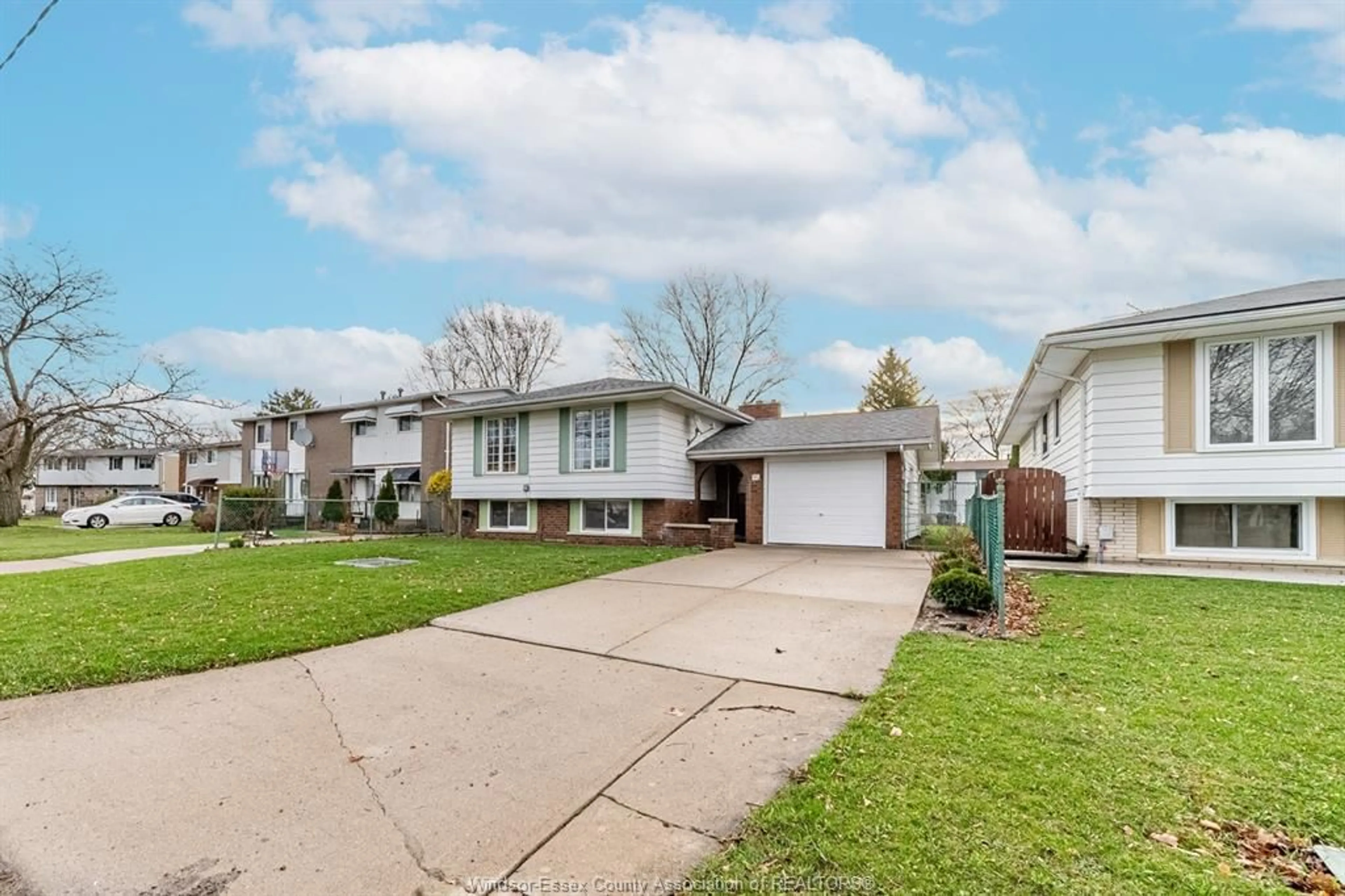 Home with vinyl exterior material, street for 2818 STILLMEADOW Dr, Windsor Ontario N8R 1M6