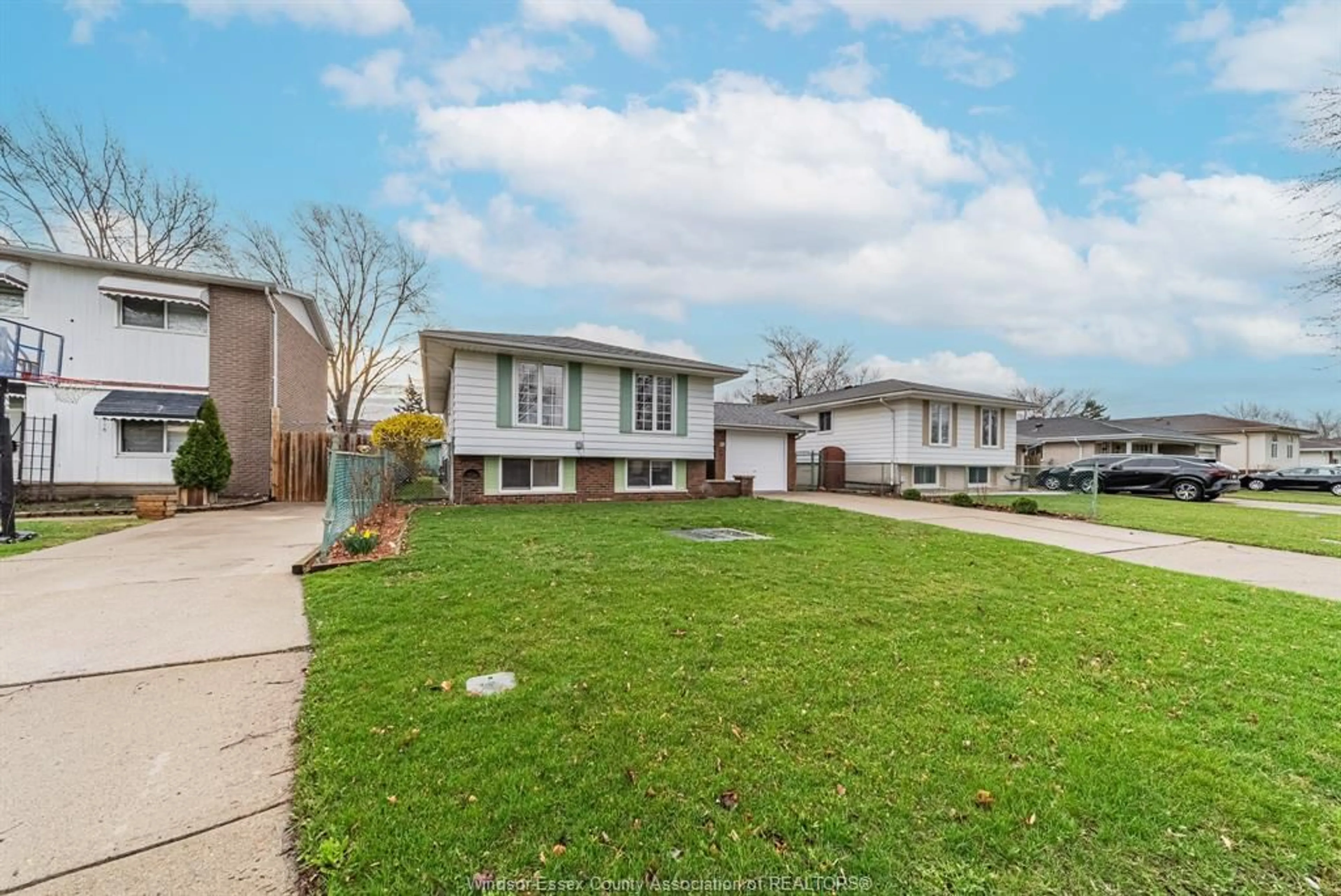 A pic from outside/outdoor area/front of a property/back of a property/a pic from drone, street for 2818 STILLMEADOW Dr, Windsor Ontario N8R 1M6