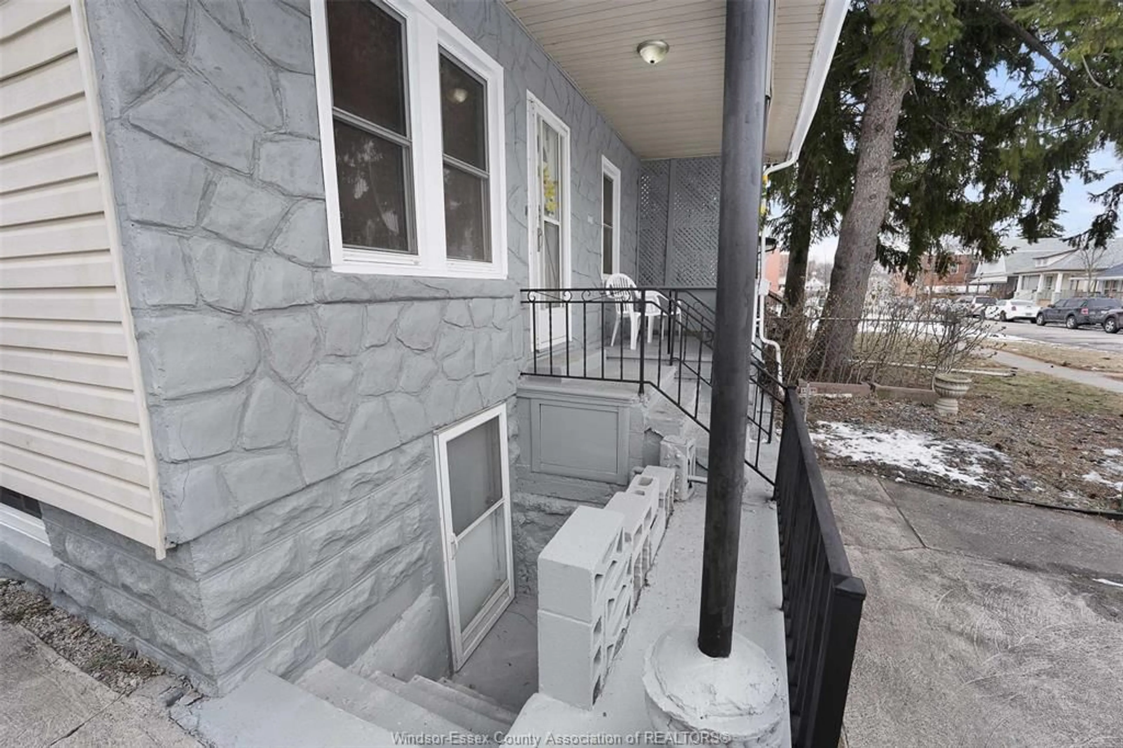 Patio, street for 1061 HIGHLAND Ave, Windsor Ontario N9A 1R6