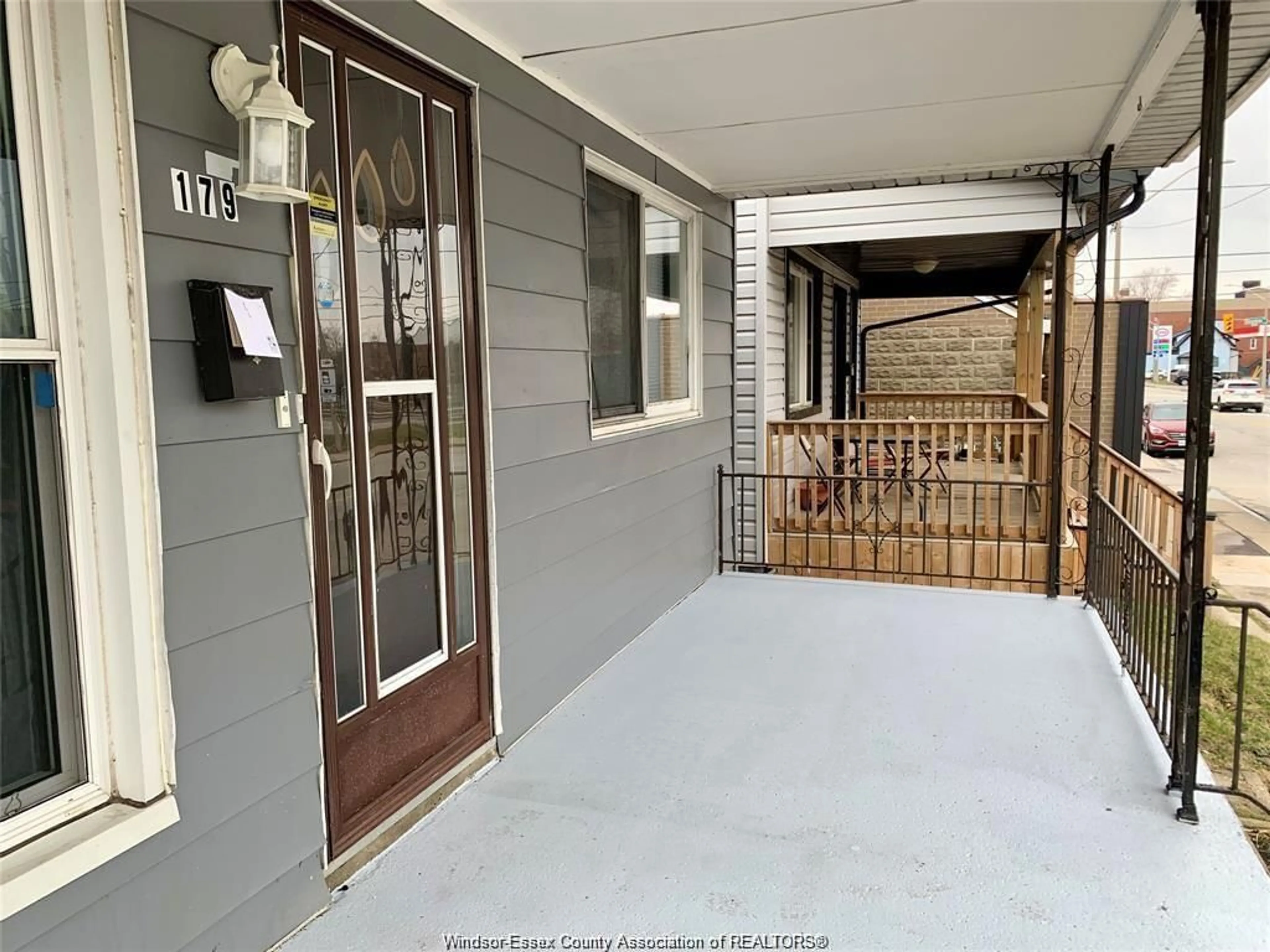 Indoor entryway for 179 ERIE St, Windsor Ontario N9A 3W9