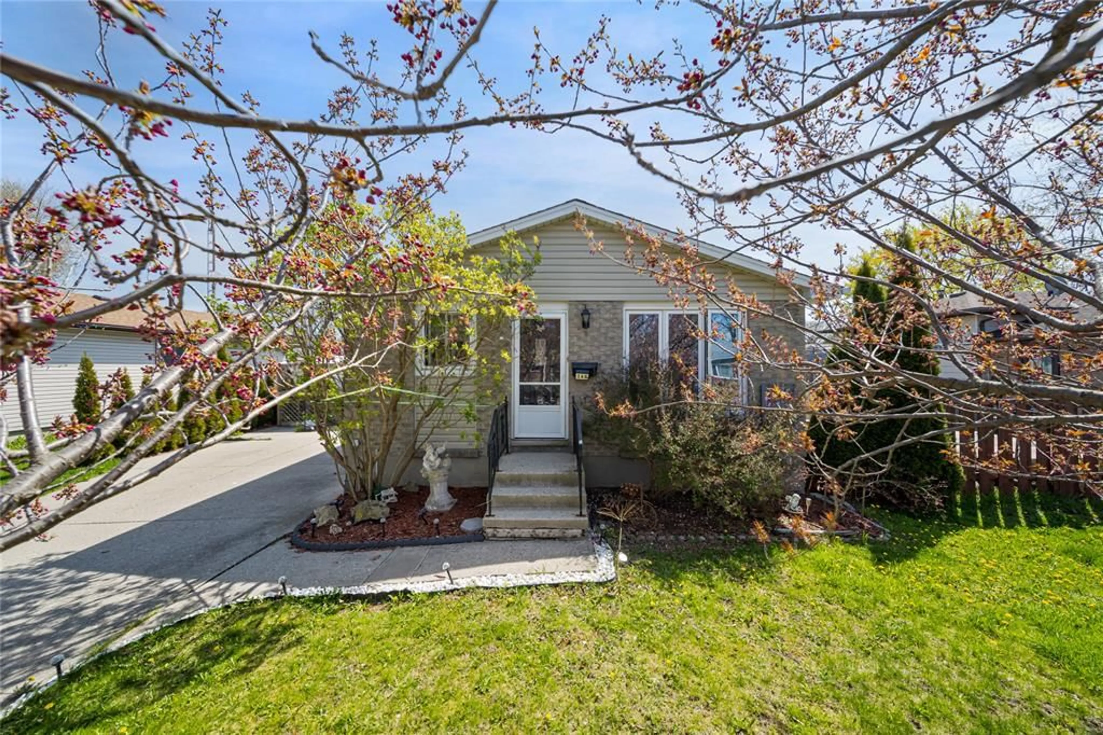 Home with vinyl exterior material, street for 346 Somerset Cres, Sarnia Ontario N7S 4G1