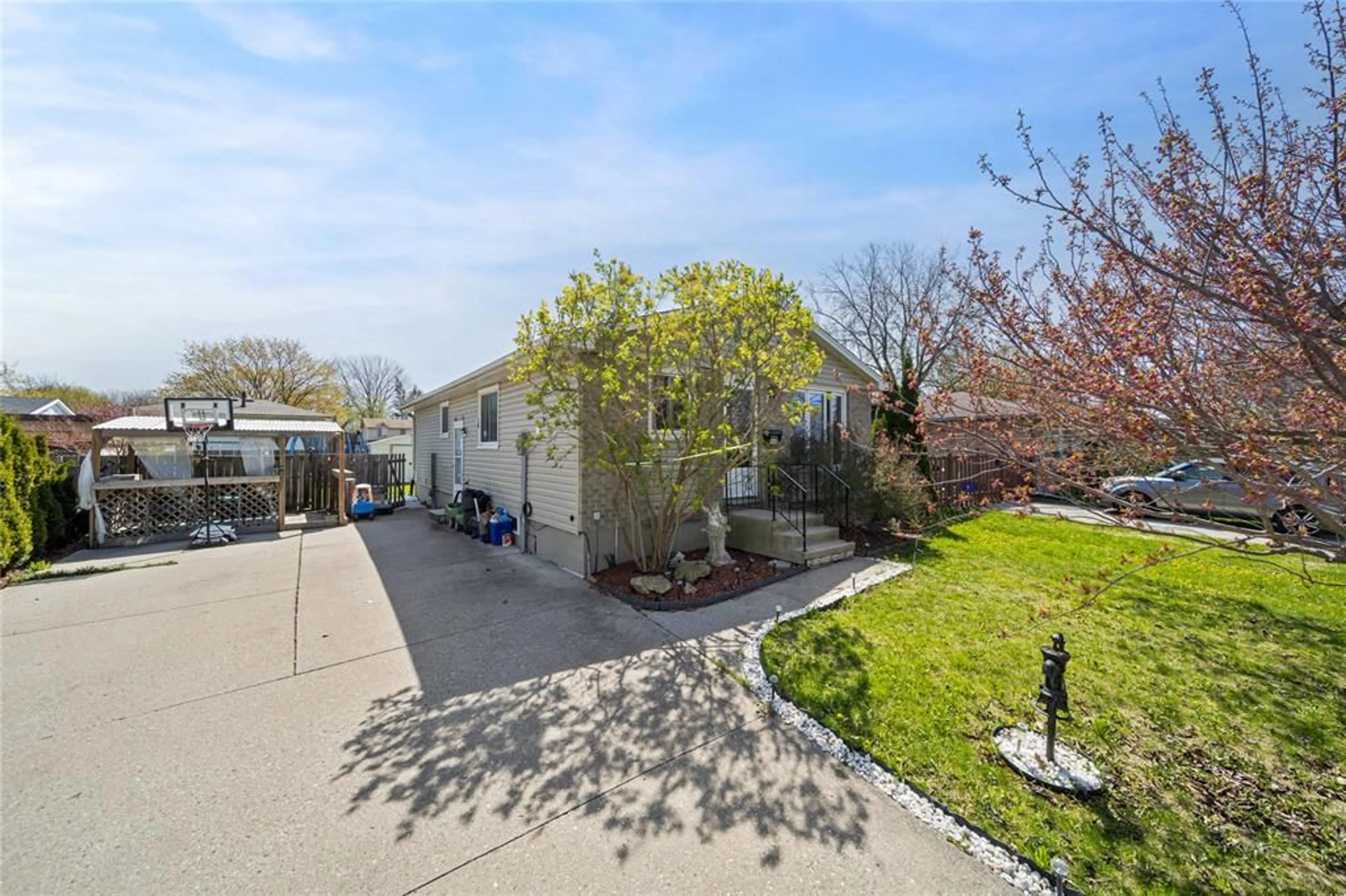 A pic from outside/outdoor area/front of a property/back of a property/a pic from drone, street for 346 Somerset Cres, Sarnia Ontario N7S 4G1